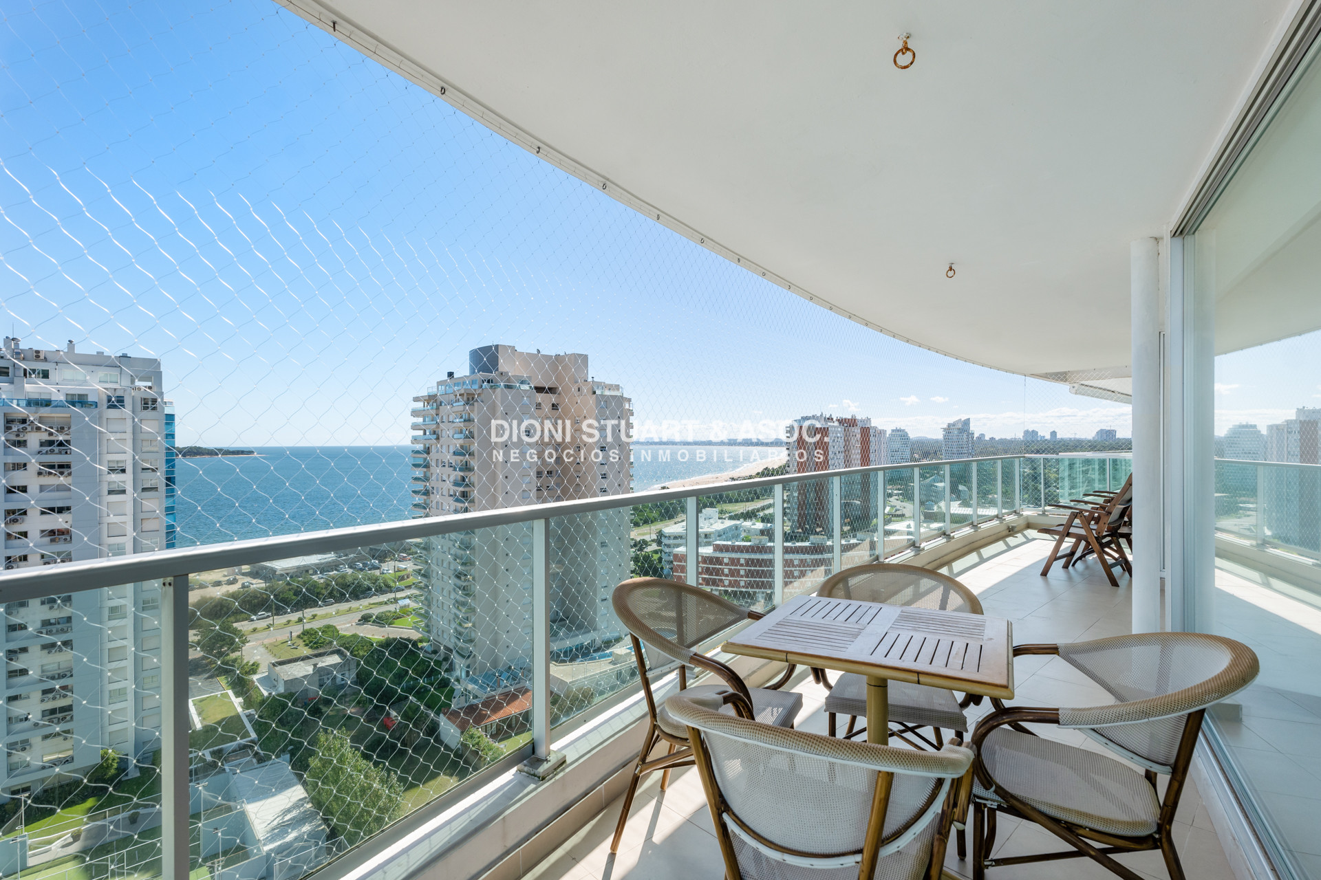 Apartamento ID.938 - GALA TOWER DEPARTAMENTO ESQUINERO 3 DORMITORIOS VISTA AL MAR - PLAYA MANSA - CON PARRILLERO