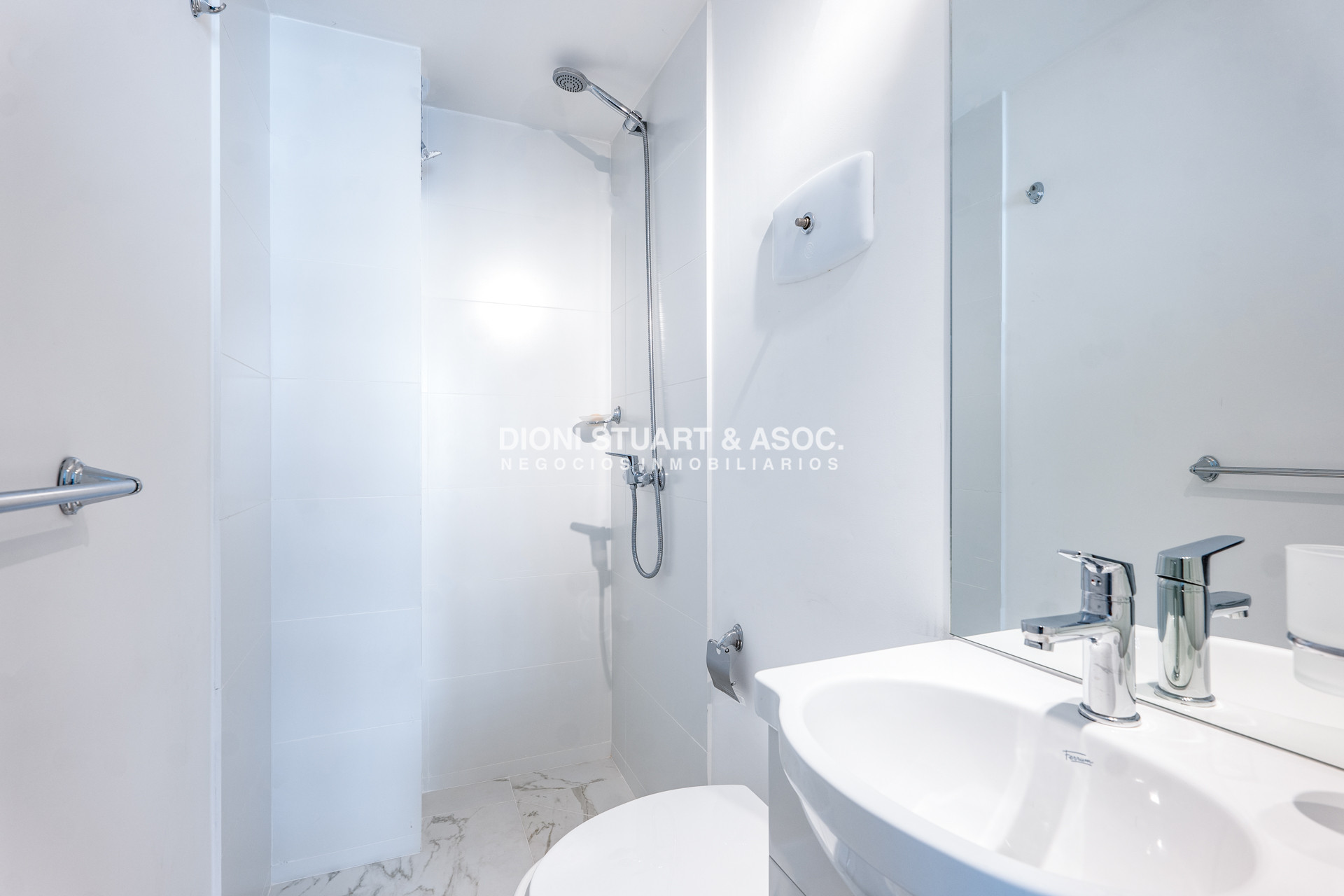 Apartamento ID.935 - DEPARTAMENTO EN VENTA FRENTE AL MAR DE 2 DORMITORIOS Y DEPENDENCIA DE SERVICIO RECICLADO EN TUNQUELEN I - PRIMERA LINEA PLAYA MANSA