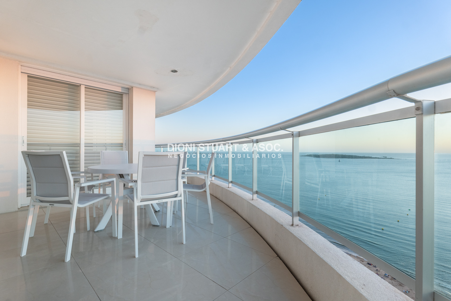 Apartamento ID.910 - DEPARTAMENTO DUPLEX EN AQUARELA - PLAYA MANSA - 4 DORM EN SUITE + DEPENDENCIA