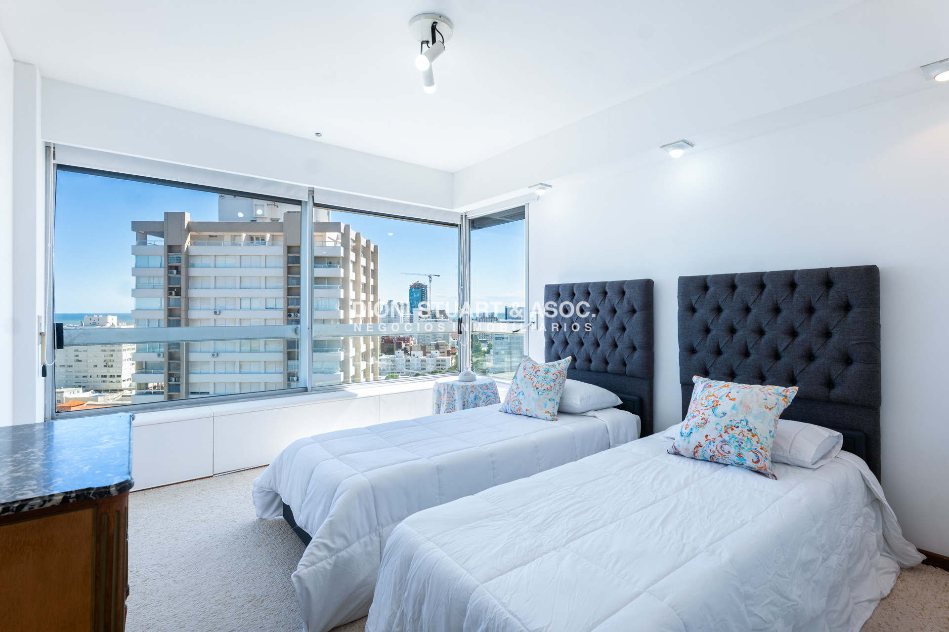Apartamento ID.850 - Edificio El Torreon - 3 Dorm y Dep. - Apartamento Primera Linea Mansa
