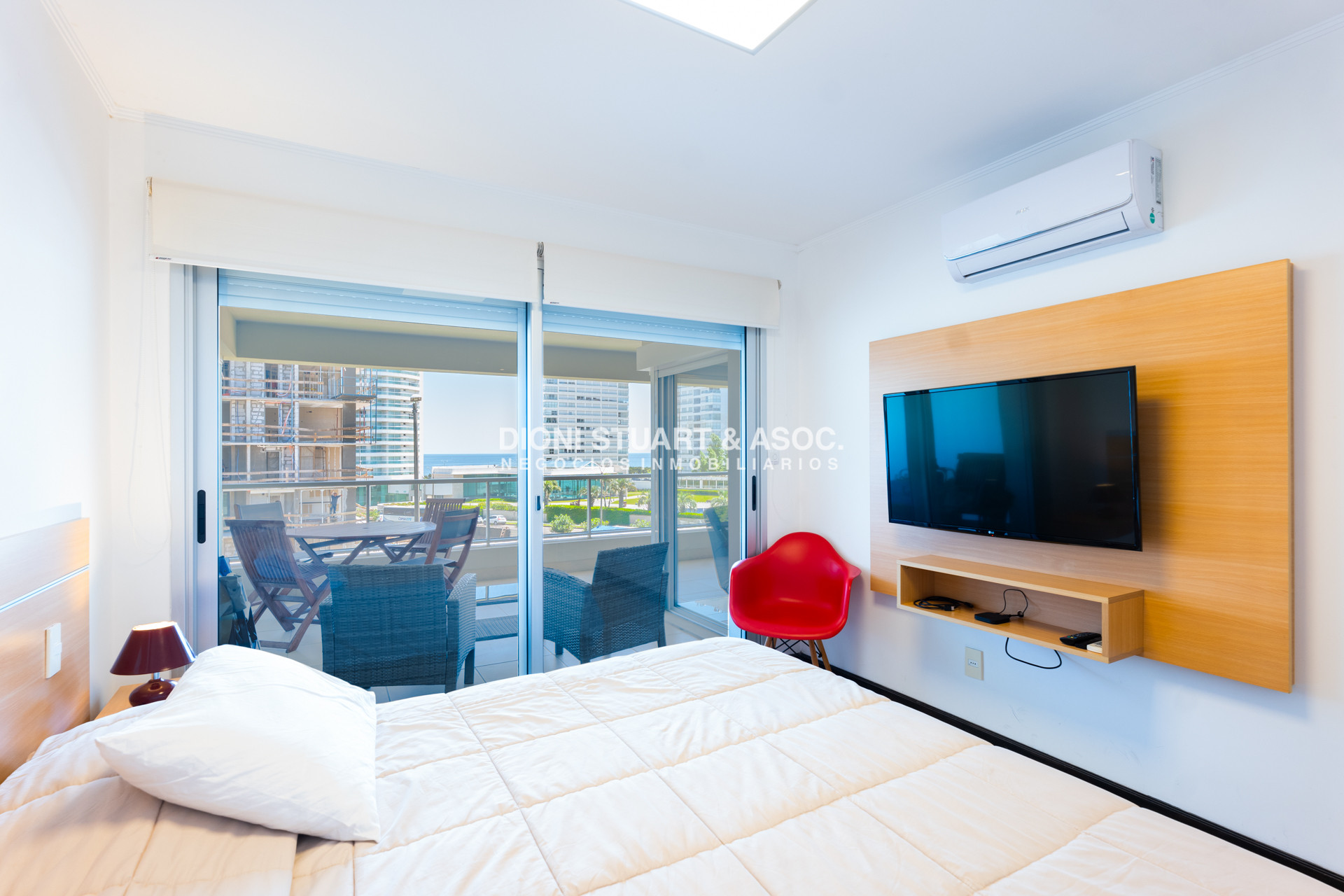 Apartamento ID.820 - APARTAMENTO EN VENTA EN PLAYA MANSA DE 2 DORMITORIOS CON PARRILLERO