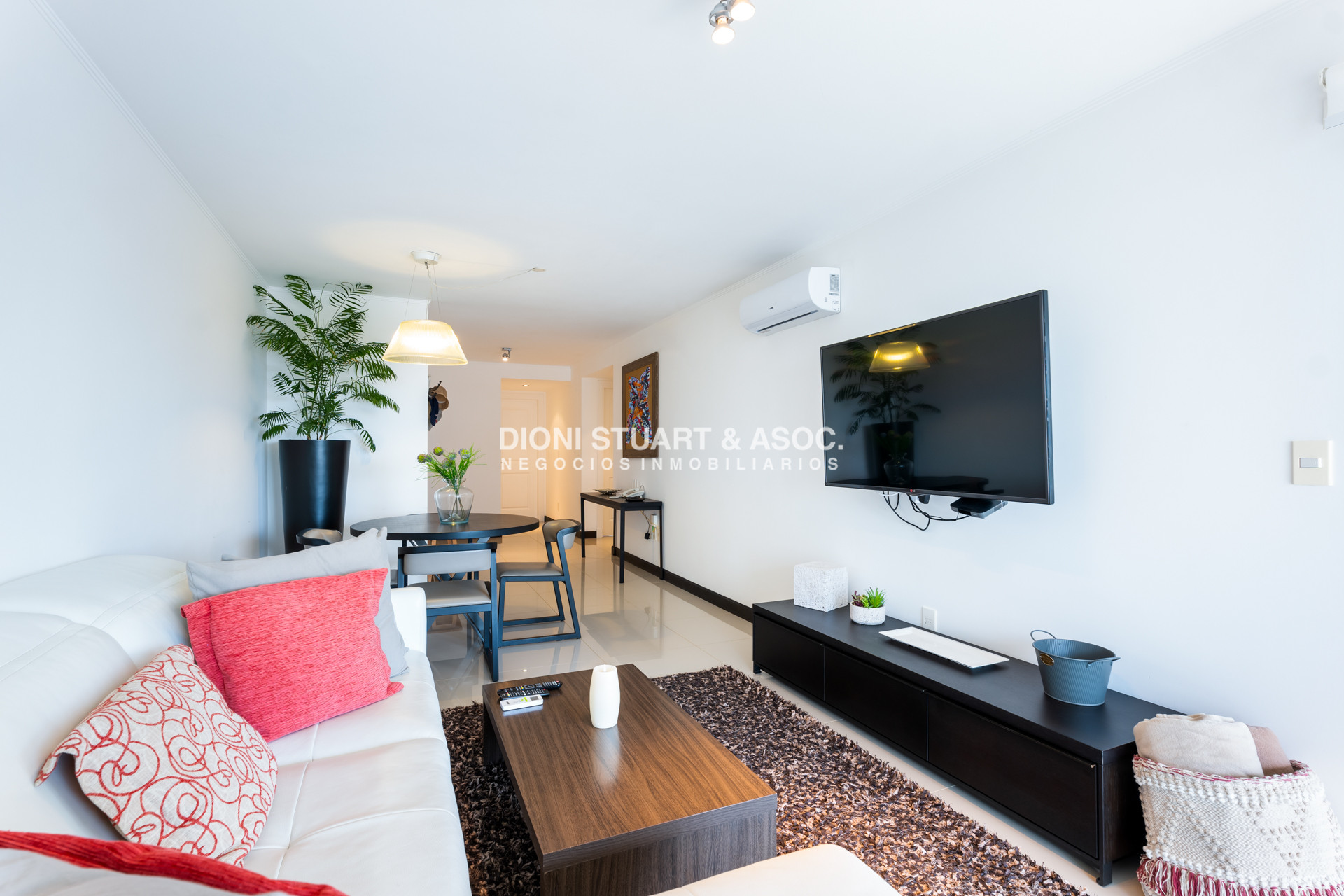 Apartamento ID.860 - APARTAMENTO EN VENTA EN PLAYA MANSA DE 2 DORMITORIOS CON PARRILLERO - EDIFICIO MONET