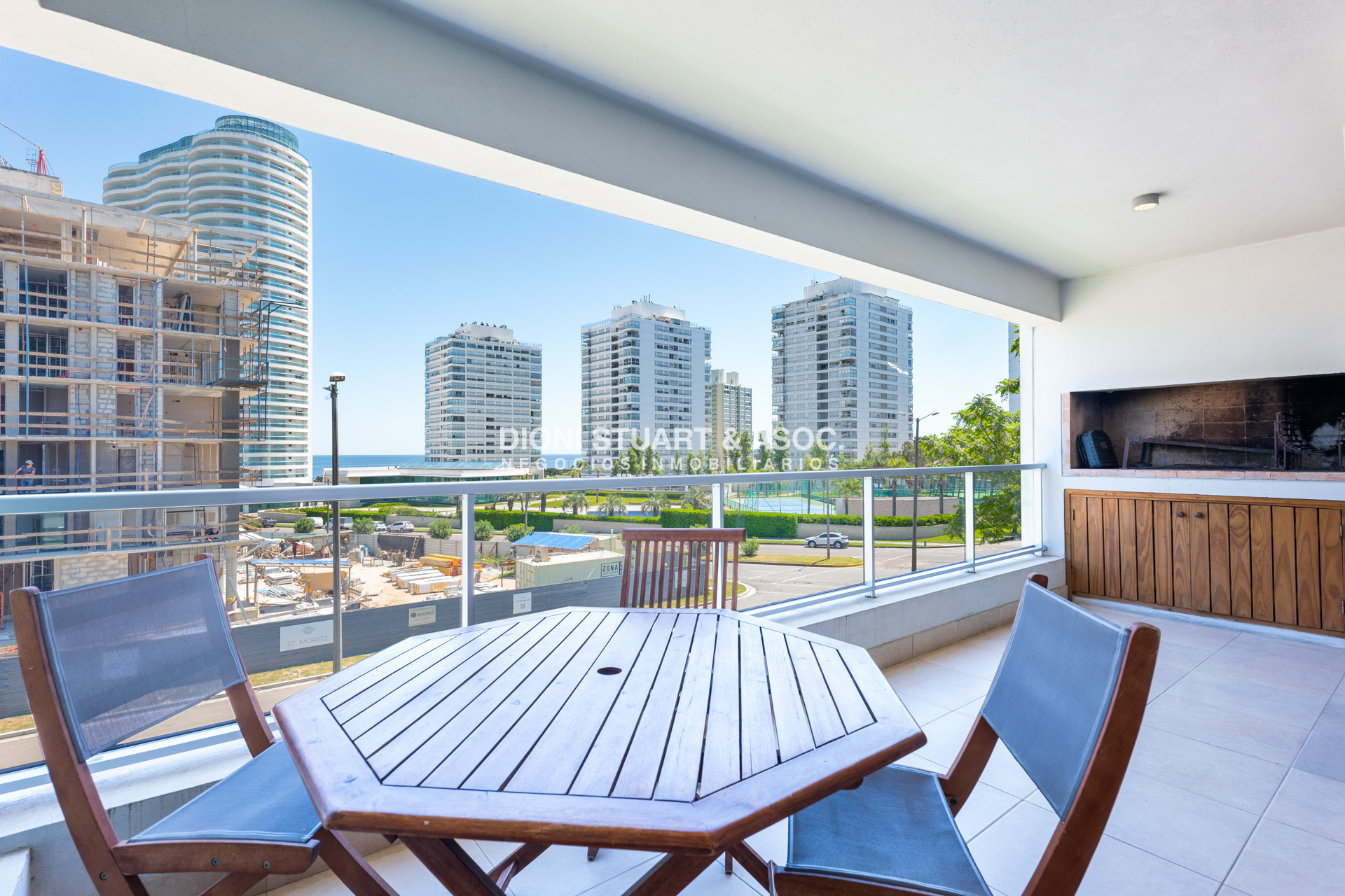 Apartamento ID.820 - APARTAMENTO EN VENTA EN PLAYA MANSA DE 2 DORMITORIOS CON PARRILLERO