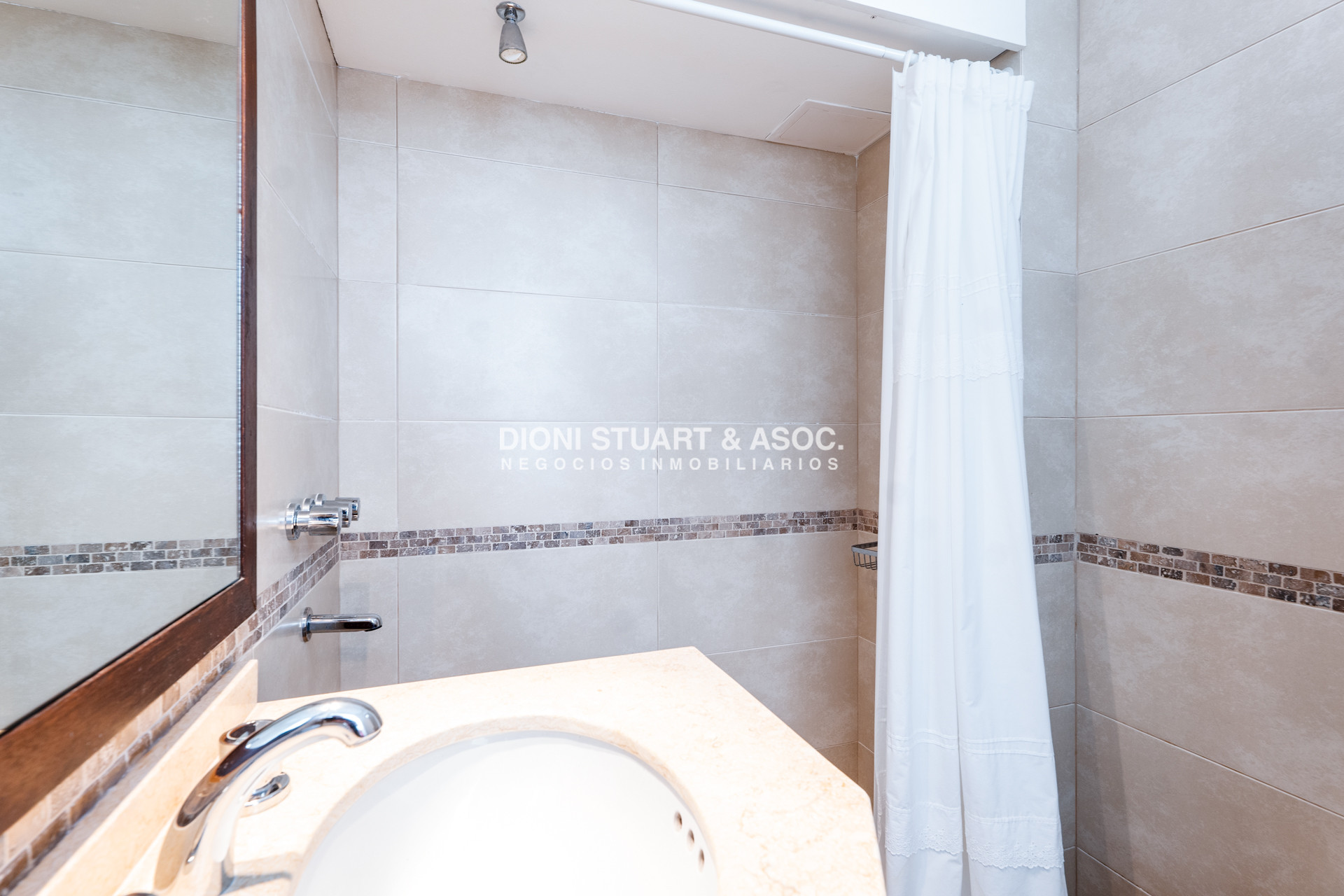 Apartamento ID.920 - DEPARTAMENTO EN VENTA FRENTE AL MAR - CON PARRILLERO - 3 DORMITORIOS - RECICLADO - PENINSULA - PUNTA DEL ESTE