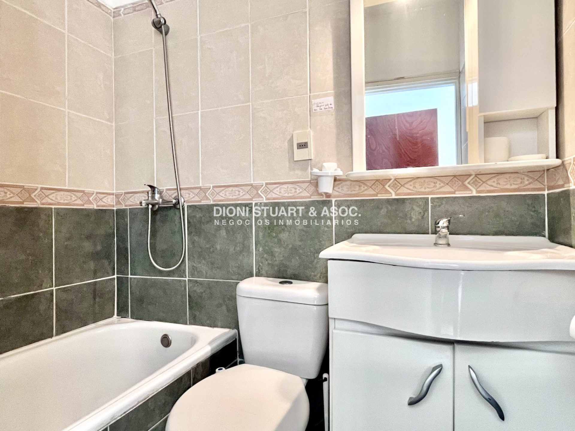 Apartamento ID.409 - En Venta 2 Dormitorios En Punta del Este - Frente a Plaza Los Artesanos - Oportunidad