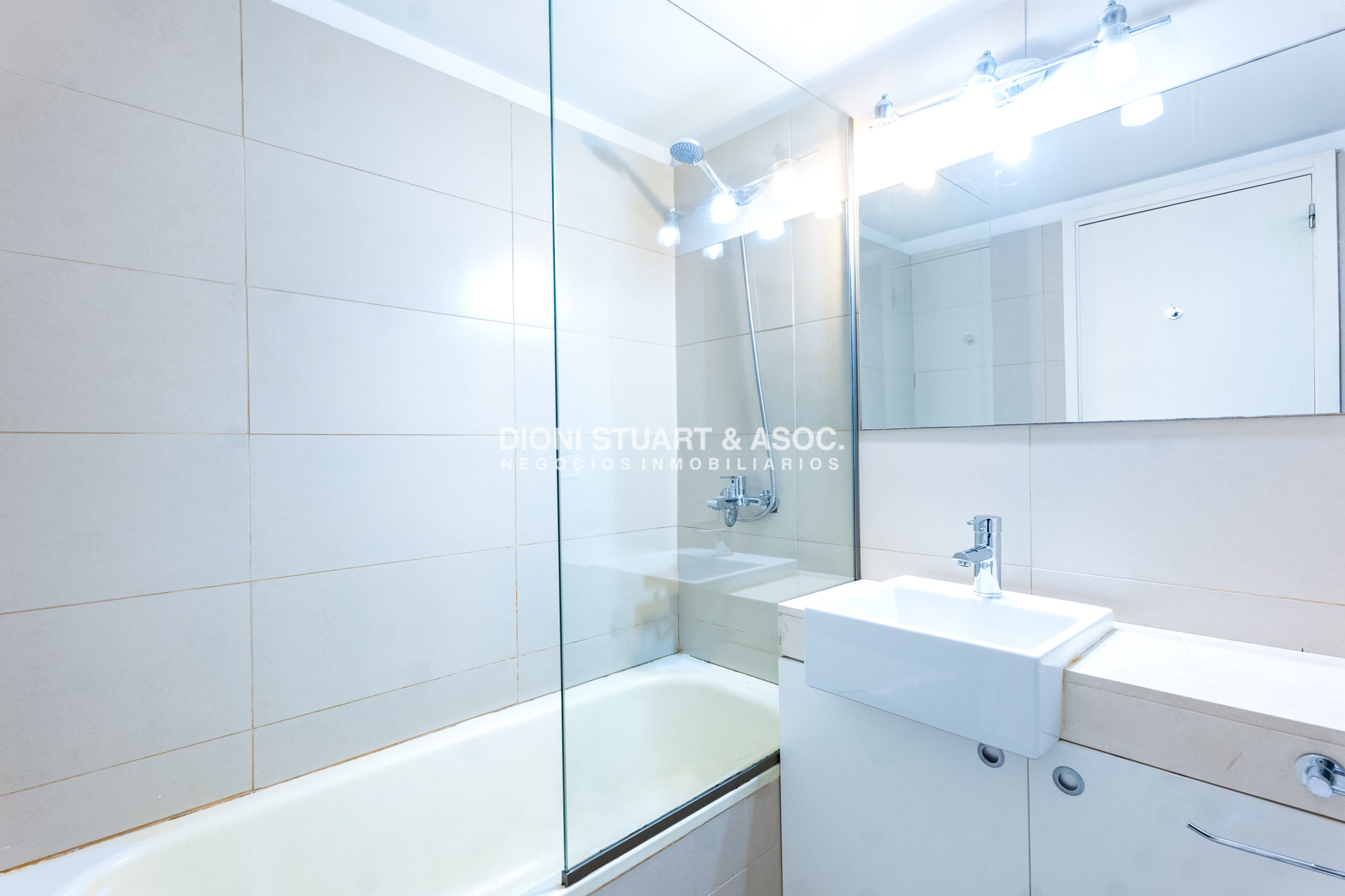 Apartamento ID.1051 - VENTA APARTAMENTO 1 DORMITORIO Y MEDIO CON PARRILLERO - EDIFICIO UNIQUE 