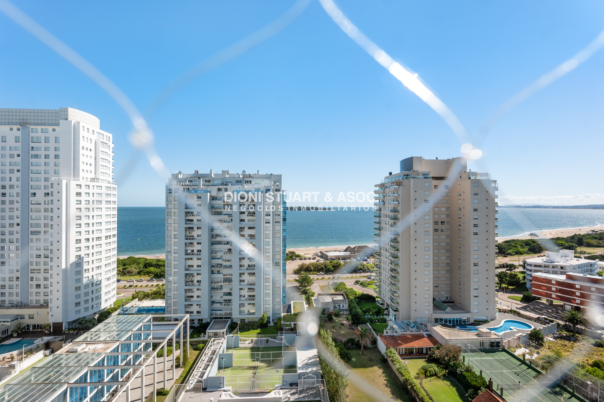 Apartamento ID.938 - GALA TOWER DEPARTAMENTO ESQUINERO 3 DORMITORIOS VISTA AL MAR - PLAYA MANSA - CON PARRILLERO