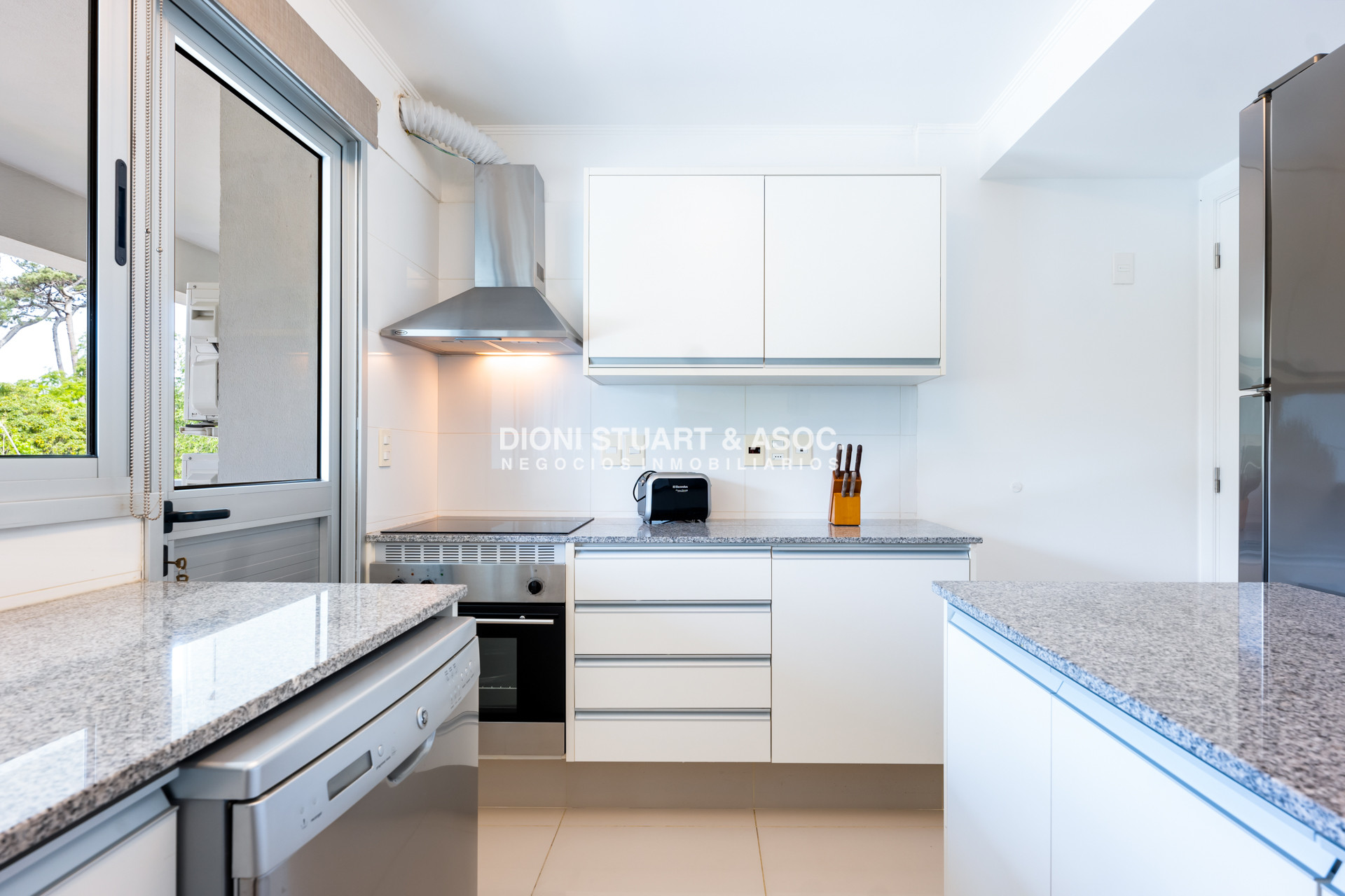 Apartamento ID.860 - APARTAMENTO EN VENTA EN PLAYA MANSA DE 2 DORMITORIOS CON PARRILLERO - EDIFICIO MONET