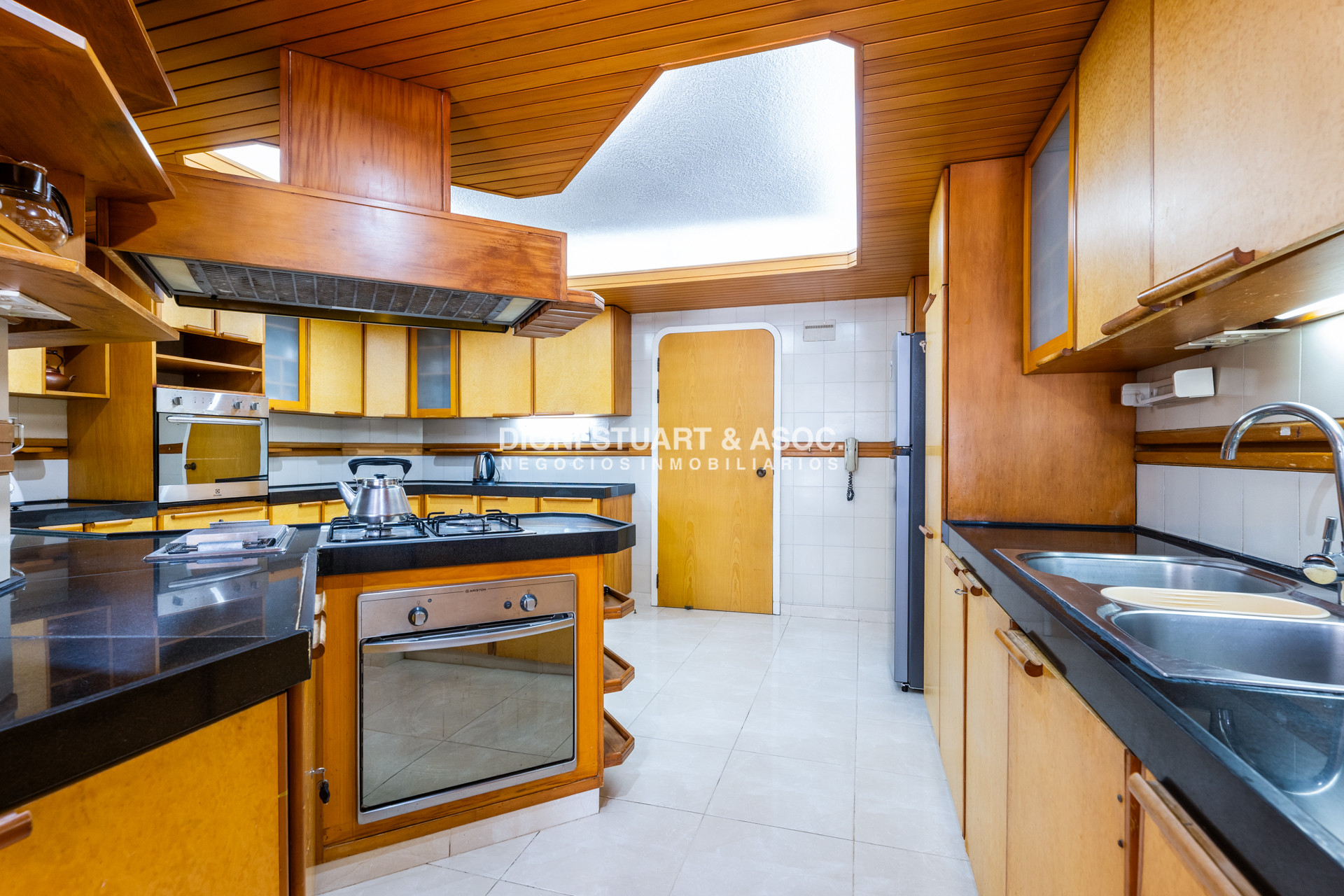 Apartamento ID.921 - DEPARTAMENTO EN ALQUILER ANUAL O DE TEMPORADA - 4 DORMITORIOS Y DEPENDENCIA - CON PARRILLERO - EDIFICIO EL TORREON - PLAYA MANSA