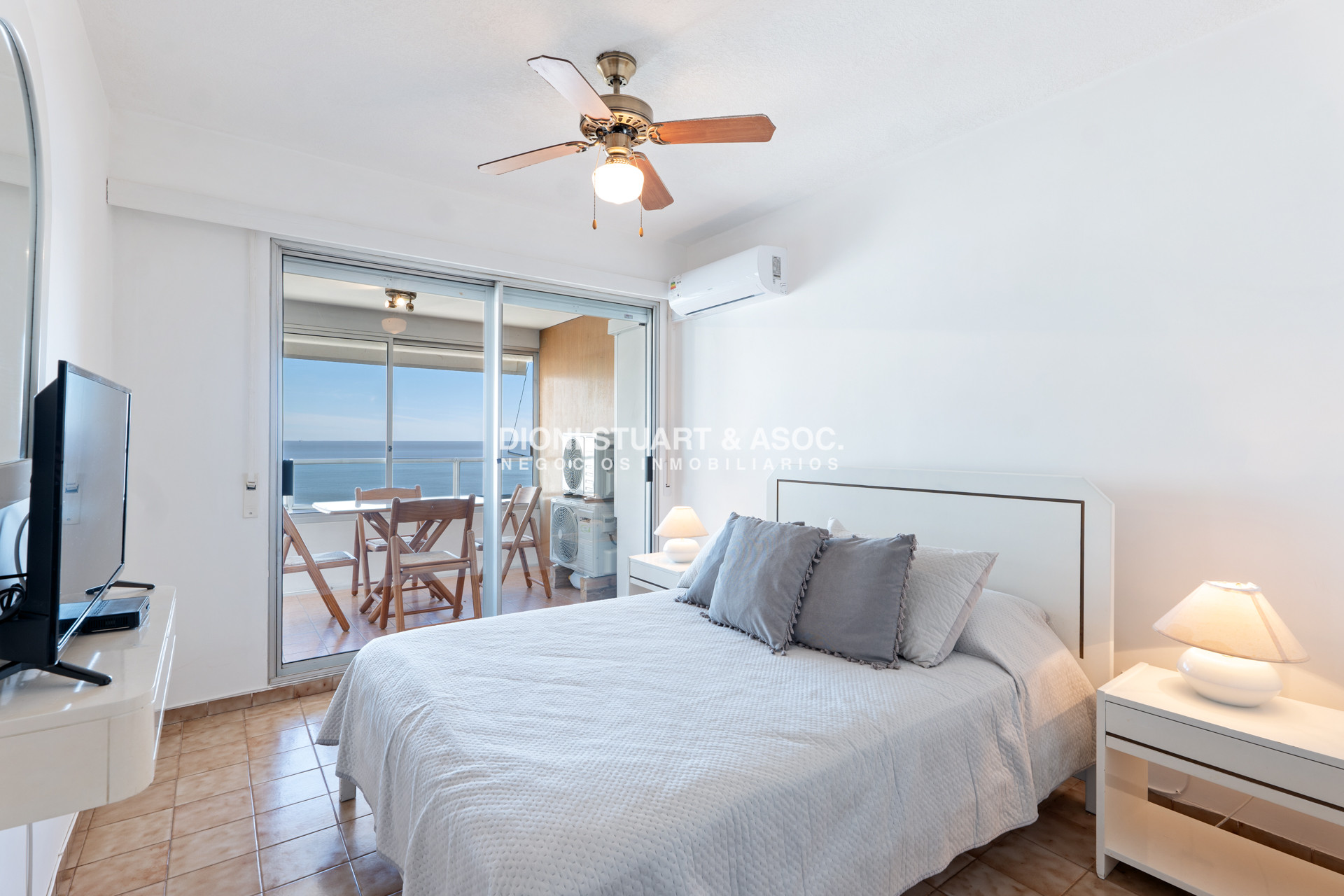 Apartamento ID.444 - APARTAMENTO EN VENTA DE 1 DORMITORIO Y MEDIO FRENTE AL MAR - PLAYA MANSA - COMPLEJO LINCOLN CENTER