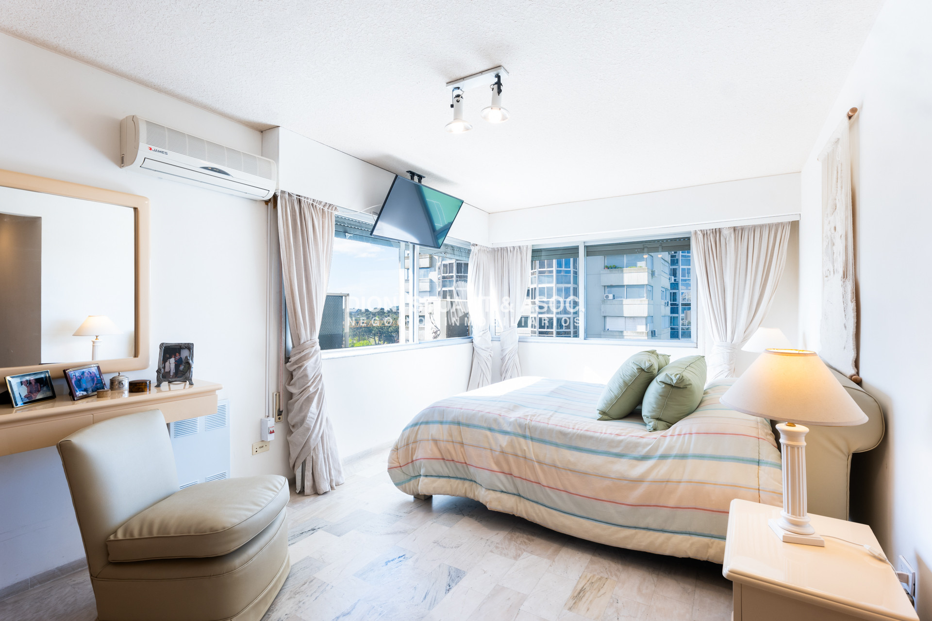 Apartamento ID.777 - Apartamento en Roosevelt Center en Venta - 3 Dormitorios 