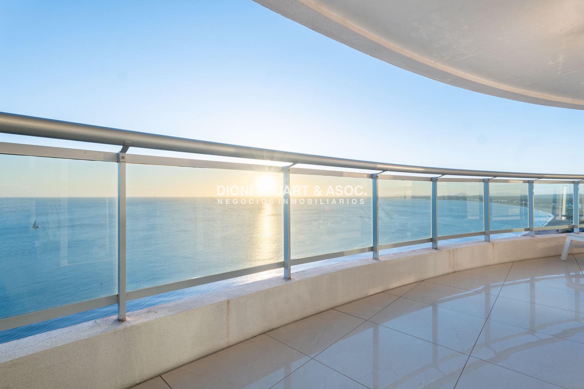 Apartamento ID.910 - DEPARTAMENTO DUPLEX EN AQUARELA - PLAYA MANSA - 4 DORM EN SUITE + DEPENDENCIA