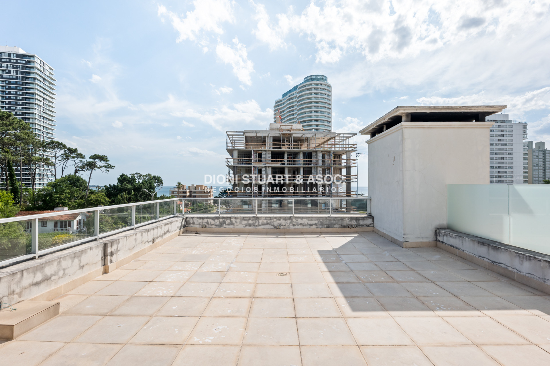 Apartamento ID.860 - APARTAMENTO EN VENTA EN PLAYA MANSA DE 2 DORMITORIOS CON PARRILLERO - EDIFICIO MONET