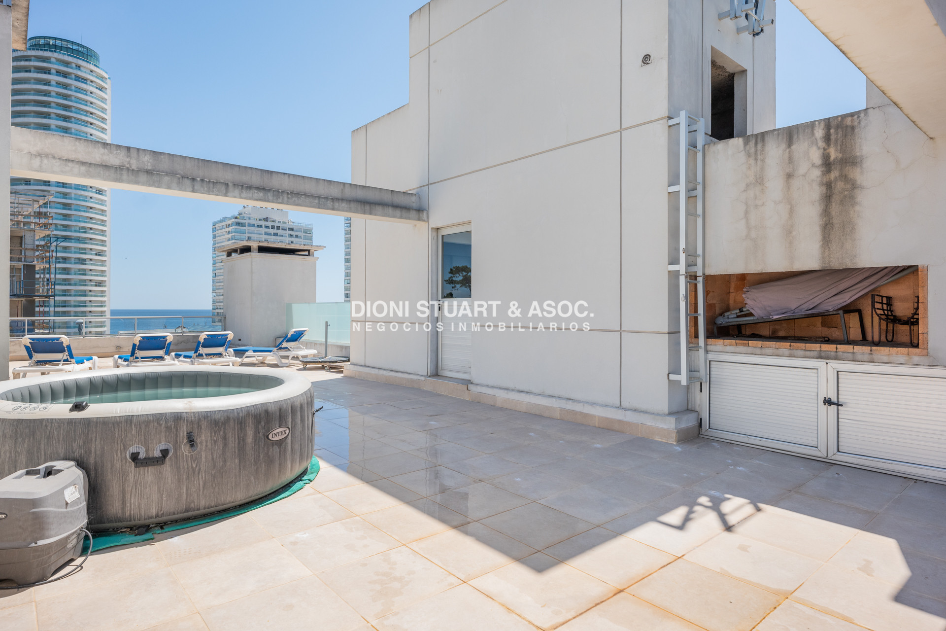 Apartamento ID.820 - APARTAMENTO EN VENTA EN PLAYA MANSA DE 2 DORMITORIOS CON PARRILLERO