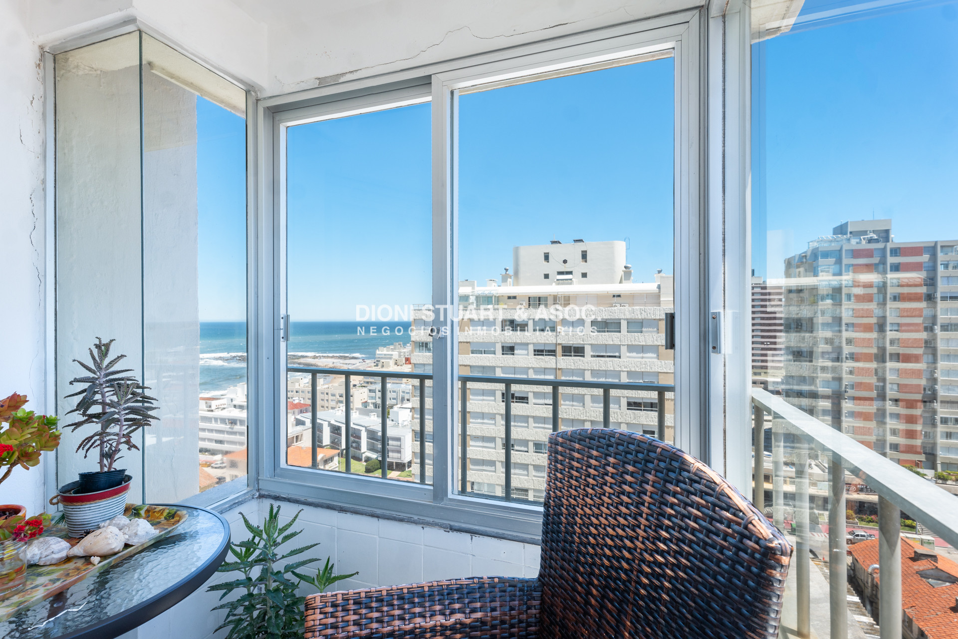 Apartamento ID.1158 - VENTA APARTAMENTO EN PENINSULA 2 DORMITORIOS RECICLADO VISTA AL MAR -  TORRE DEL SOL