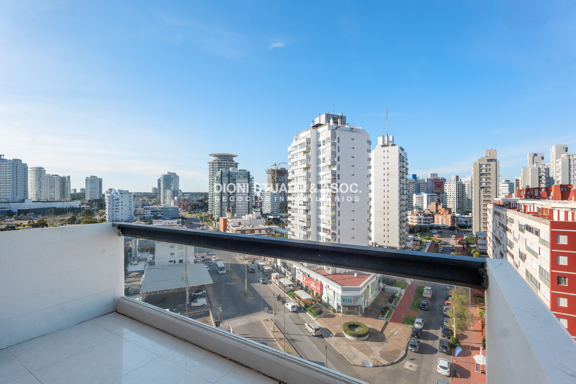 Apartamento ID.1054 - VENTA APARTAMENTO 4 DORMITORIOS RECICLADO - PLAYA BRAVA - PARQUEMAR CENTER 