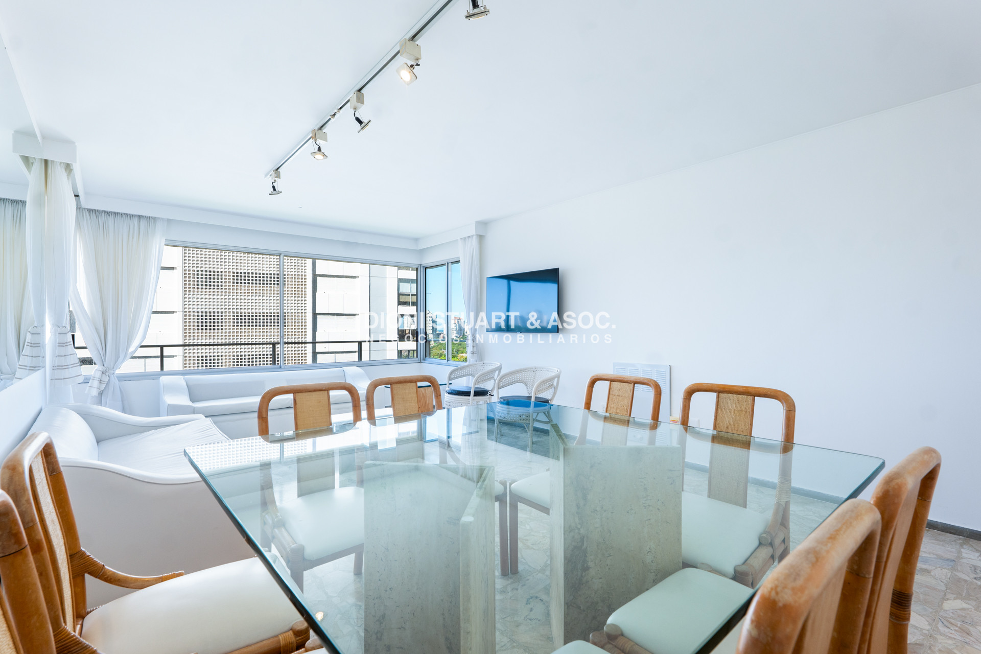 Apartamento ID.935 - DEPARTAMENTO EN VENTA FRENTE AL MAR DE 2 DORMITORIOS Y DEPENDENCIA DE SERVICIO RECICLADO EN TUNQUELEN I - PRIMERA LINEA PLAYA MANSA