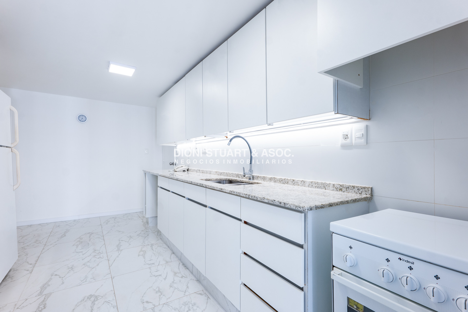 Apartamento ID.935 - DEPARTAMENTO EN VENTA FRENTE AL MAR DE 2 DORMITORIOS Y DEPENDENCIA DE SERVICIO RECICLADO EN TUNQUELEN I - PRIMERA LINEA PLAYA MANSA