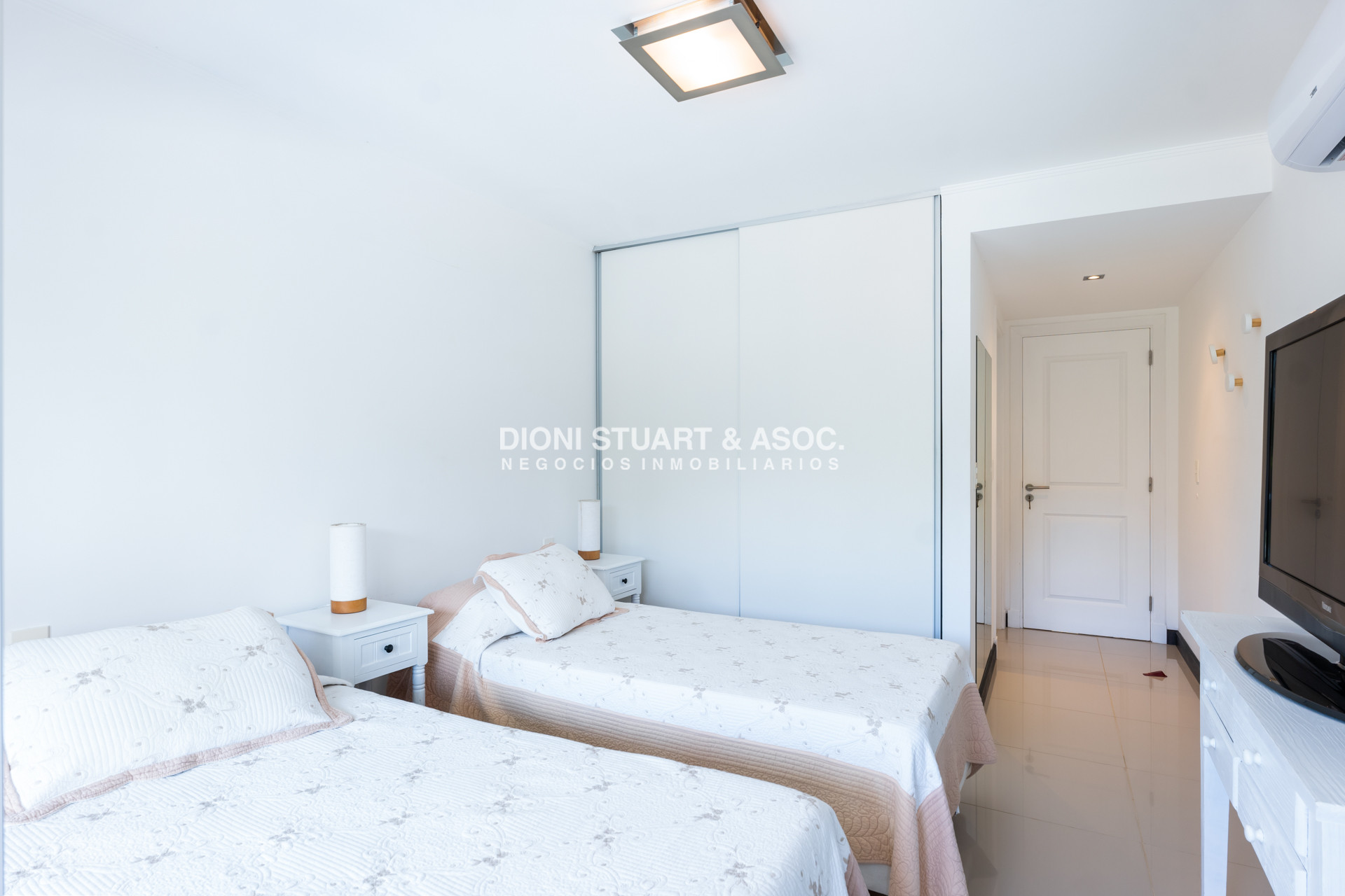 Apartamento ID.860 - APARTAMENTO EN VENTA EN PLAYA MANSA DE 2 DORMITORIOS CON PARRILLERO - EDIFICIO MONET