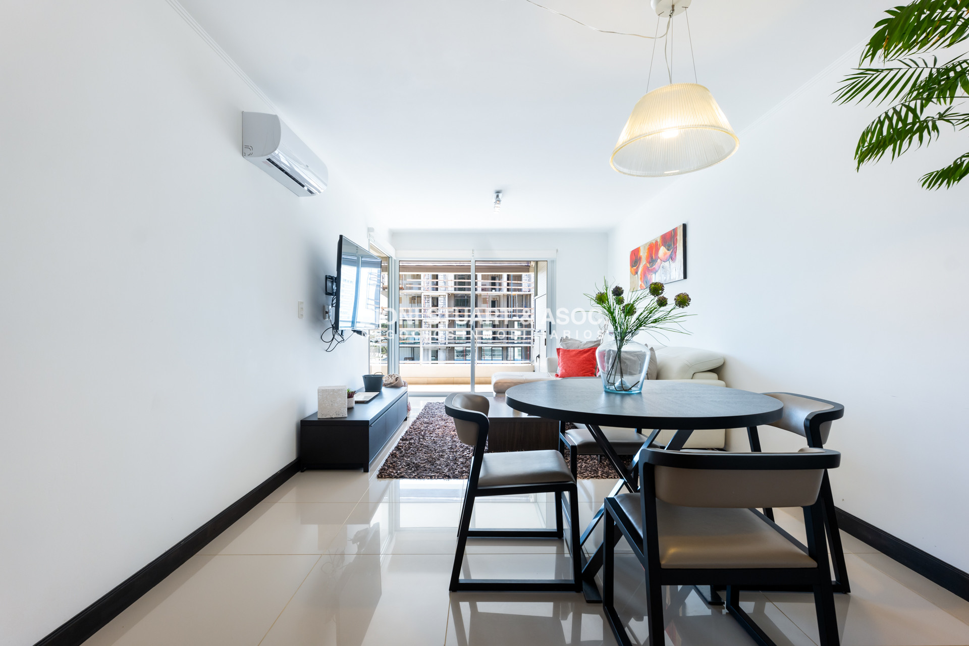 Apartamento ID.860 - APARTAMENTO EN VENTA EN PLAYA MANSA DE 2 DORMITORIOS CON PARRILLERO - EDIFICIO MONET