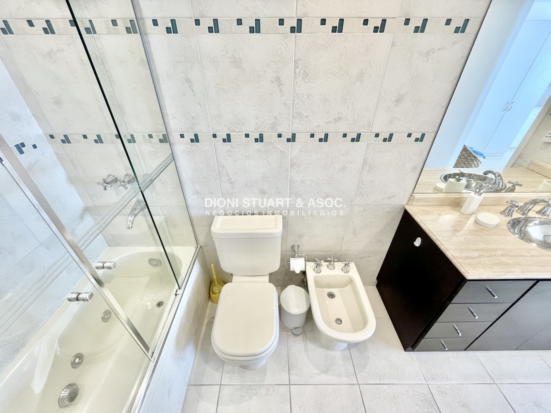 Apartamento ID.296 - DEPARTAMENTO DE 3 DORMITORIOS EN ALQUILER PLAYA MANSA FRENTE AL MAR TORRE WASHINGTON COMPLEJO LINCOLN CENTER
