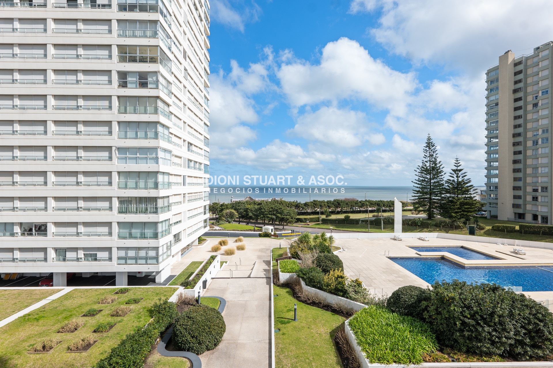 Apartamento ID.1058 - VENTA APARTAMENTO 1 DORMITORIO Y MEDIO - PLAYA MANSA - RECICLADO - COMPLEJO LINCOLN CENTER