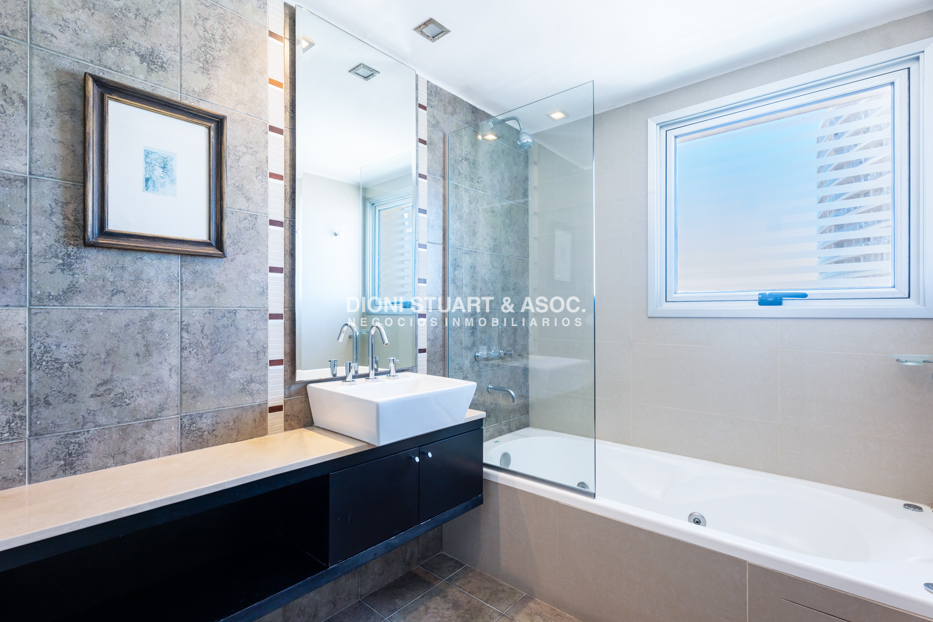 Apartamento ID.938 - GALA TOWER DEPARTAMENTO ESQUINERO 3 DORMITORIOS VISTA AL MAR - PLAYA MANSA - CON PARRILLERO