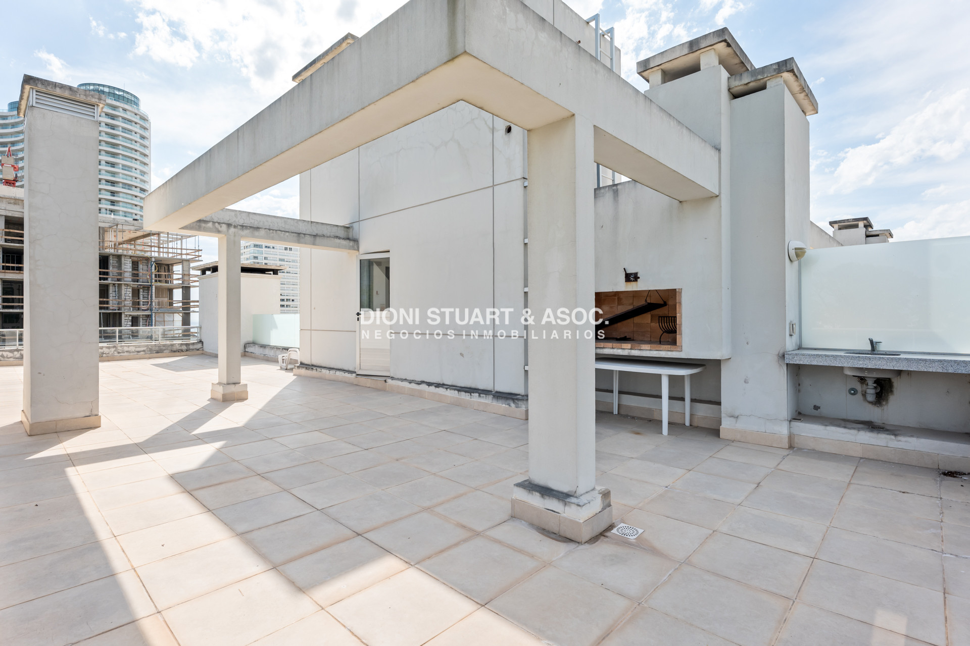 Apartamento ID.860 - APARTAMENTO EN VENTA EN PLAYA MANSA DE 2 DORMITORIOS CON PARRILLERO - EDIFICIO MONET