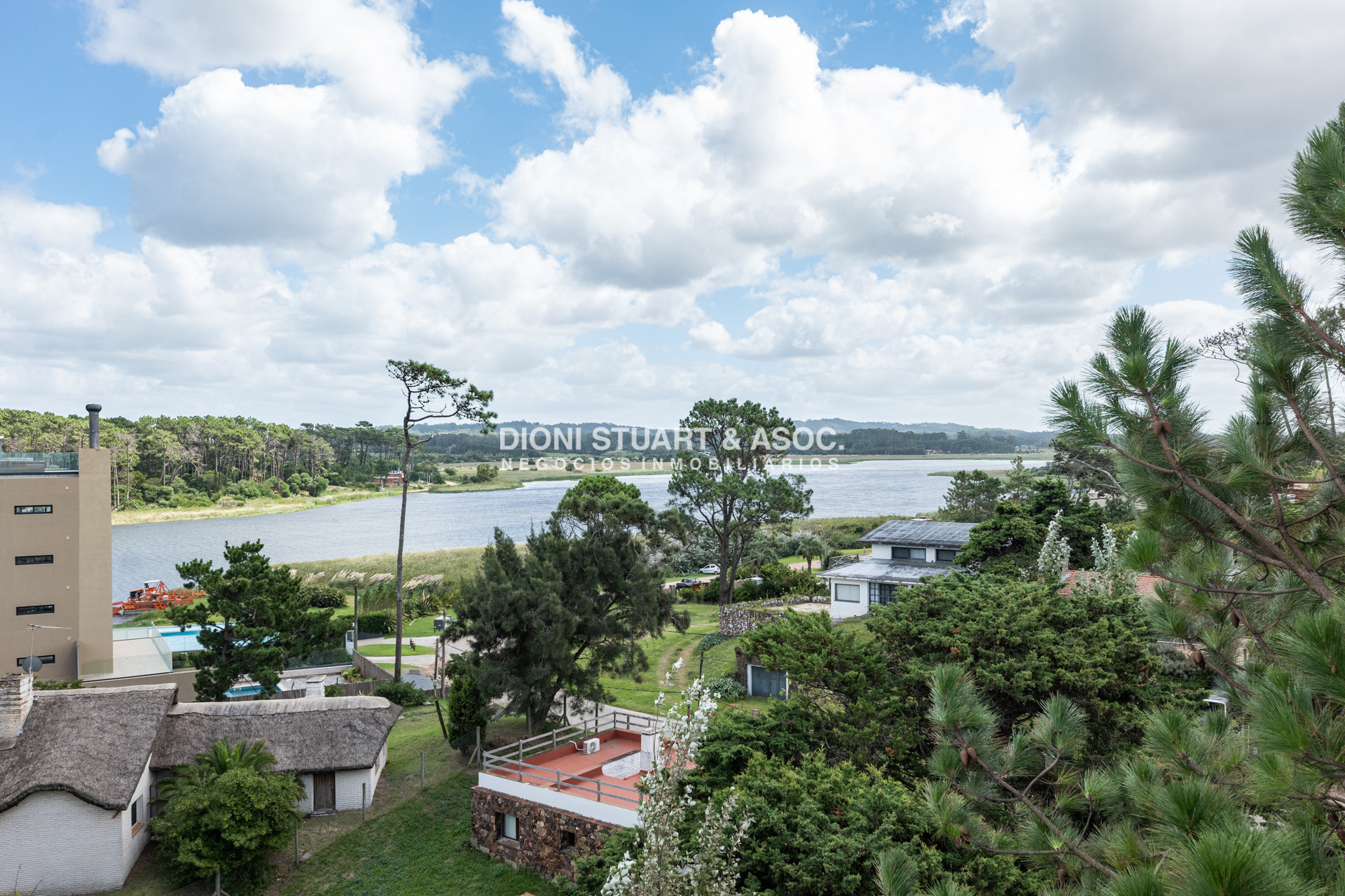 Apartamento ID.391 - DEPARTAMENTO PENT HOUSE DUPLEX EN PLAYA MANSA EN VENTA - 3 DORMITORIOS - CON ESTUFA Y BARBACOA