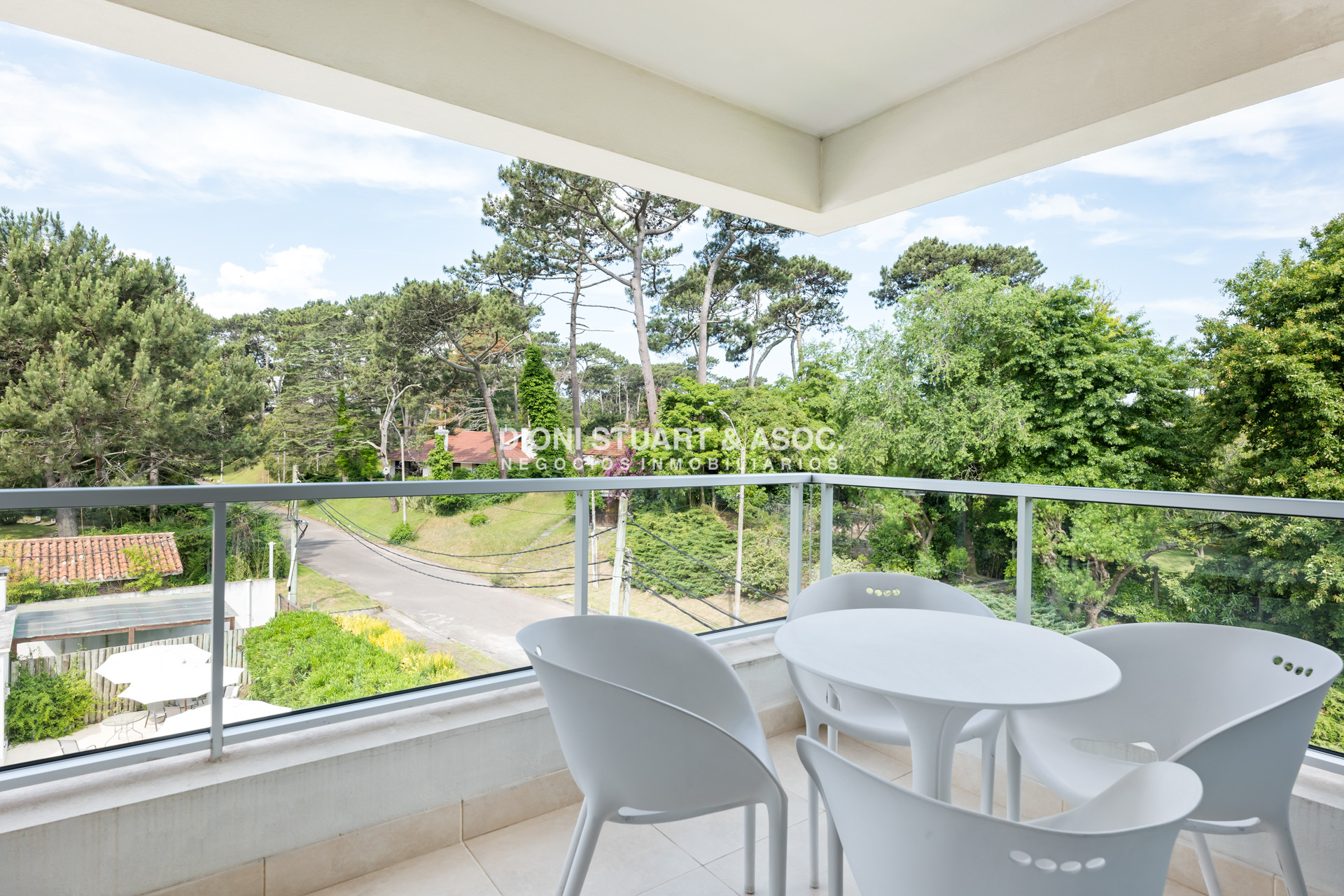 Apartamento ID.860 - APARTAMENTO EN VENTA EN PLAYA MANSA DE 2 DORMITORIOS CON PARRILLERO - EDIFICIO MONET