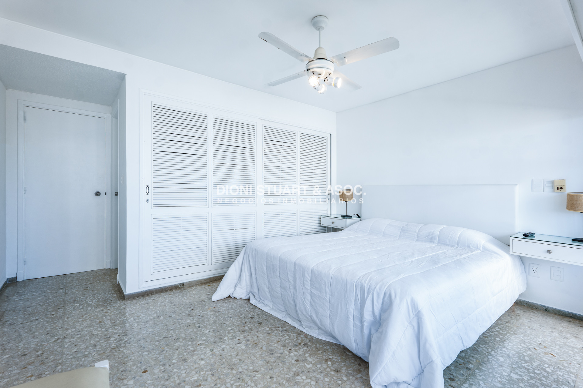 Apartamento ID.935 - DEPARTAMENTO EN VENTA FRENTE AL MAR DE 2 DORMITORIOS Y DEPENDENCIA DE SERVICIO RECICLADO EN TUNQUELEN I - PRIMERA LINEA PLAYA MANSA