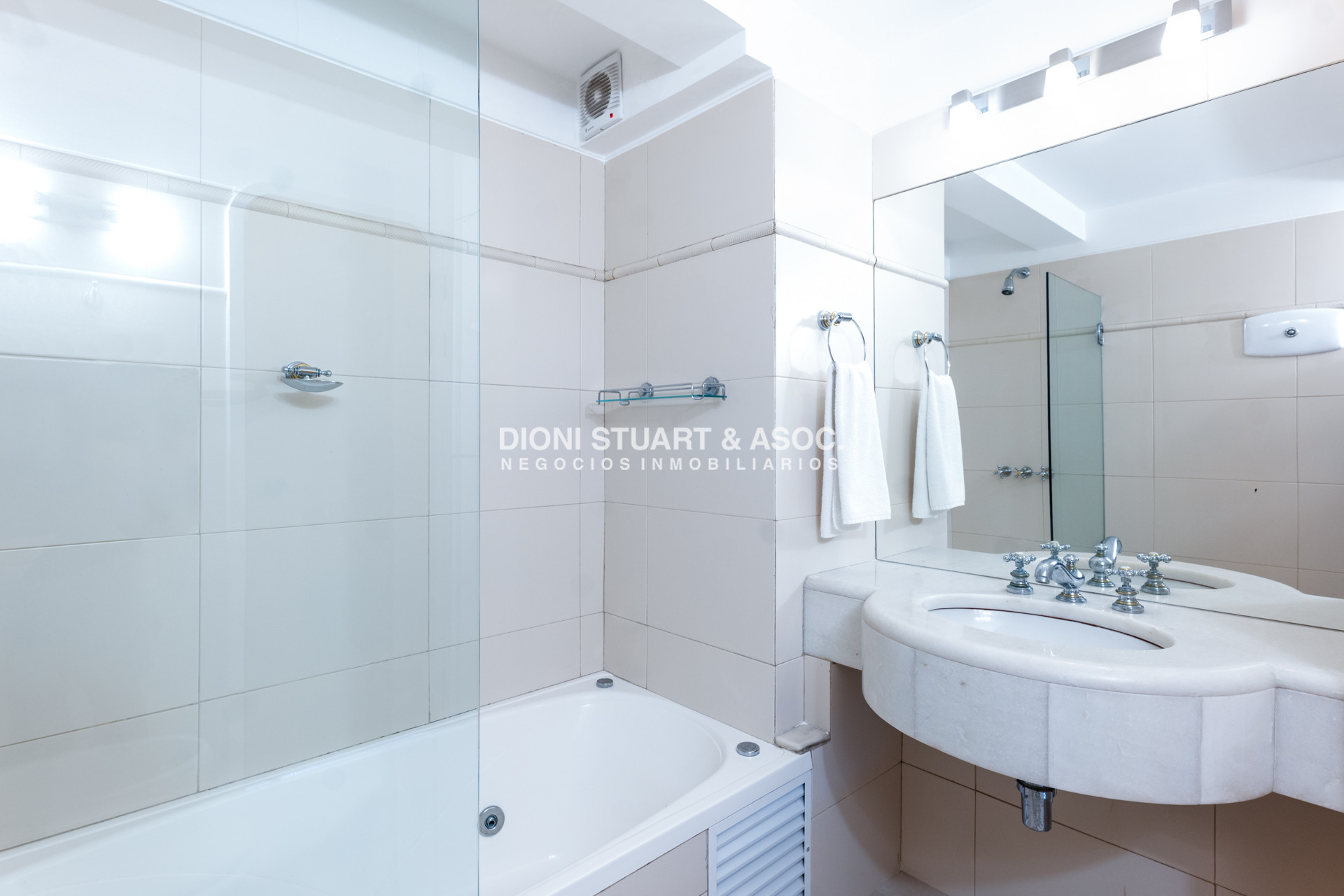 Apartamento ID.921 - DEPARTAMENTO EN ALQUILER ANUAL O DE TEMPORADA - 4 DORMITORIOS Y DEPENDENCIA - CON PARRILLERO - EDIFICIO EL TORREON - PLAYA MANSA