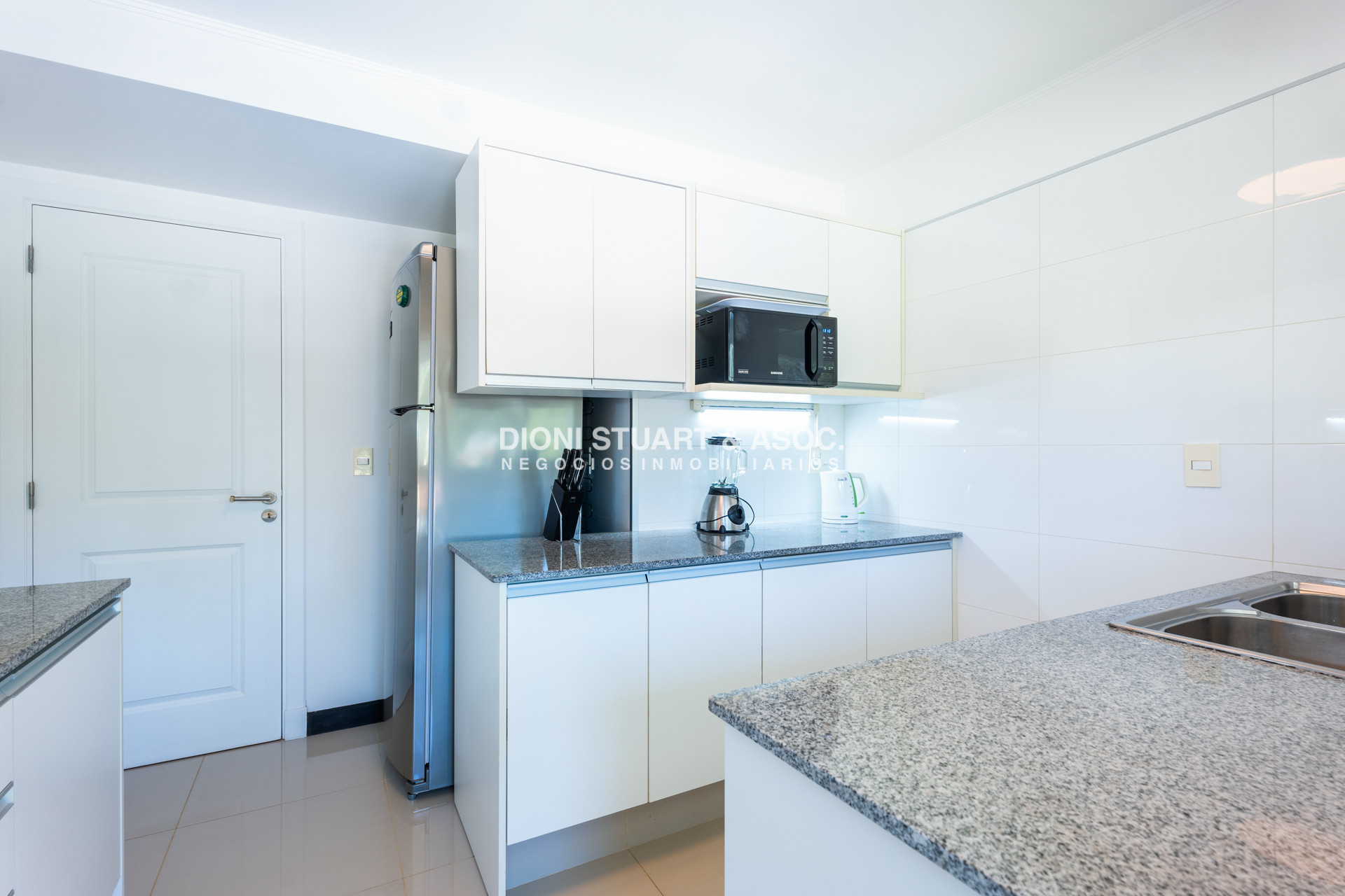 Apartamento ID.821 - APARTAMENTO EN VENTA EN PLAYA MANSA DE 2 DORMITORIOS CON PARRILLERO