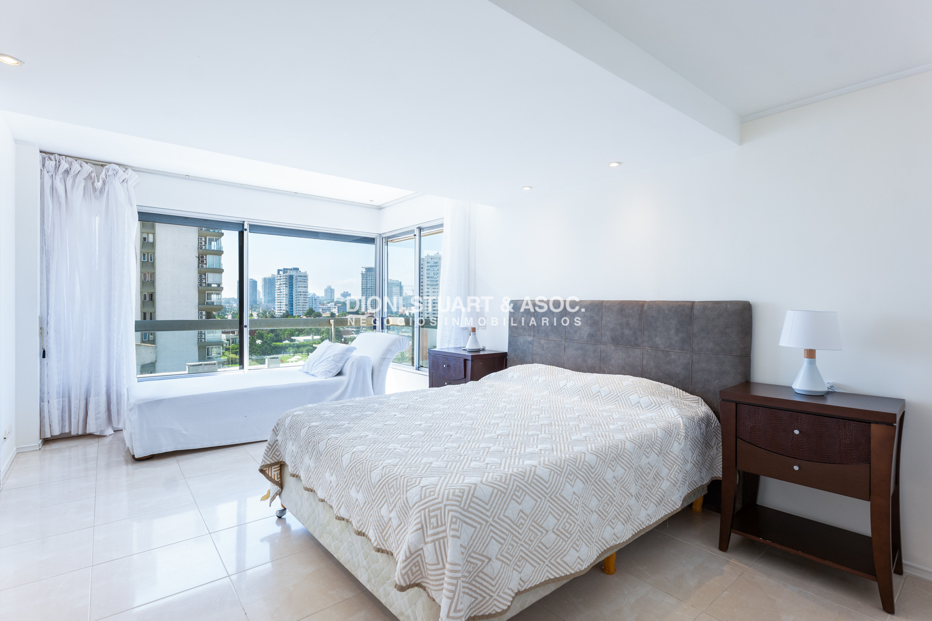 Apartamento ID.921 - DEPARTAMENTO EN ALQUILER ANUAL O DE TEMPORADA - 4 DORMITORIOS Y DEPENDENCIA - CON PARRILLERO - EDIFICIO EL TORREON - PLAYA MANSA