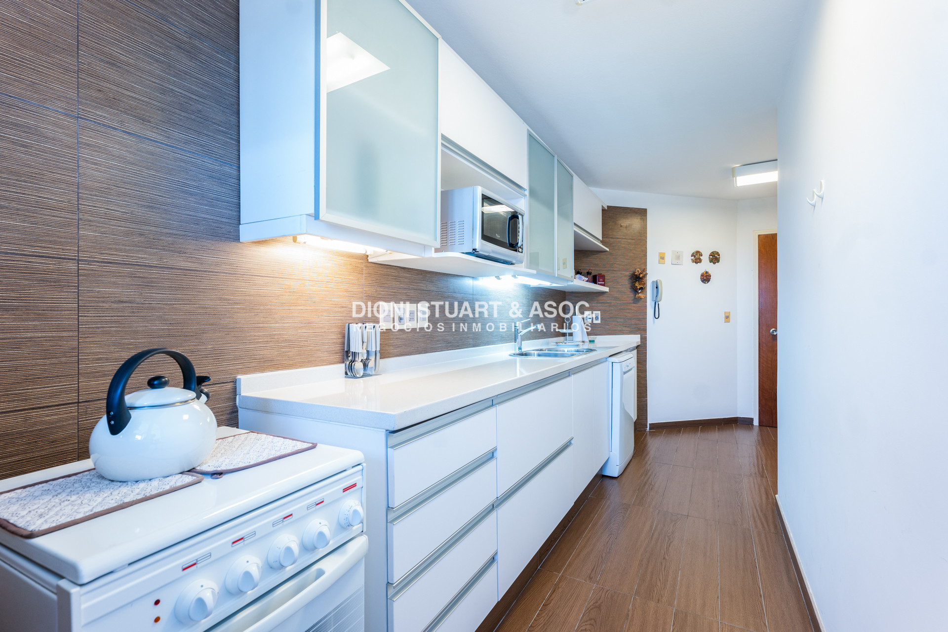 Apartamento ID.903 - DEPARTAMENTO EN ROOSEVELT - 2 DORMITORIOS - RECICLADO - CON VISTA - PARQUEMAR R
