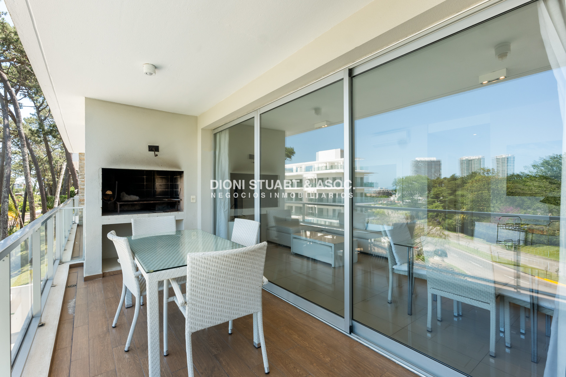 Apartamento ID.841 - Apartamento de 4 Dormitorios Con Parrillero - Emerald - Playa Mansa