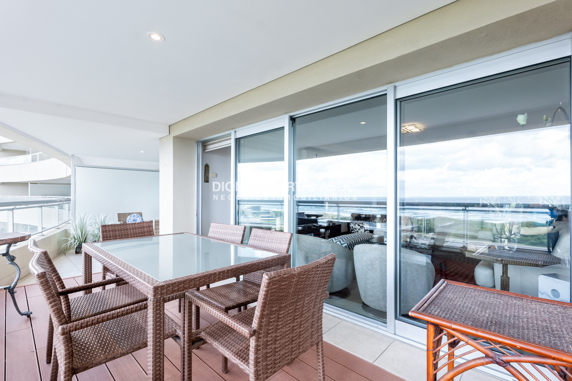 Apartamento ID.939 - TORRE LOBOS DEPARTAMENTO CENTRAL EN VENTA DE 3 DORMITORIOS EN SUITE + DEP. SERV. - PRIMERA LINEA PLAYA BRAVA