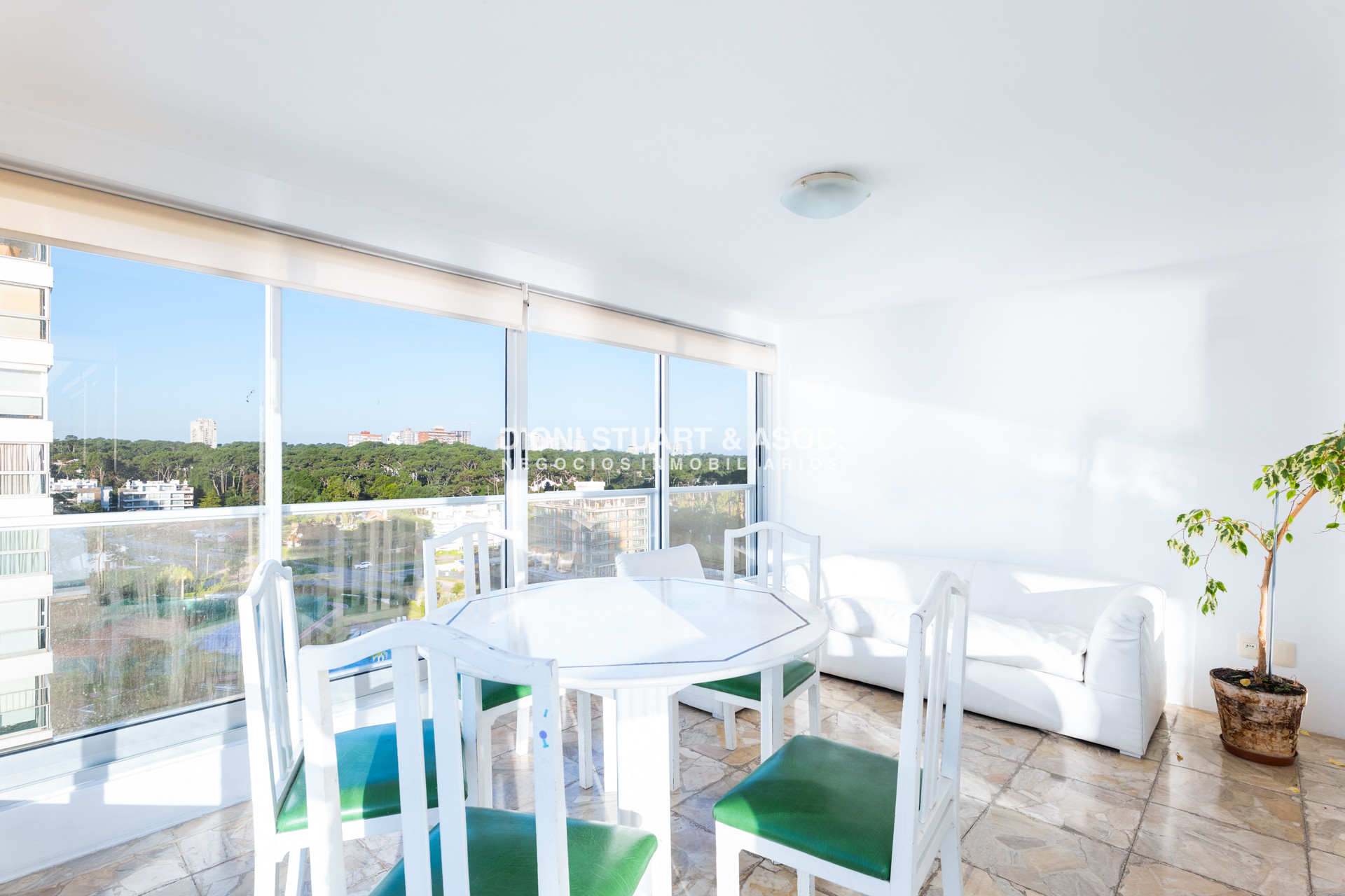 Apartamento ID.367 - SE VENDE DEPARTAMENTO PRIMERA LINEA MANSA - 2 DORM Y MEDIO - RECICLADO - TORRE WASHINGTON - COMPLEJO LINCOLN CENTER