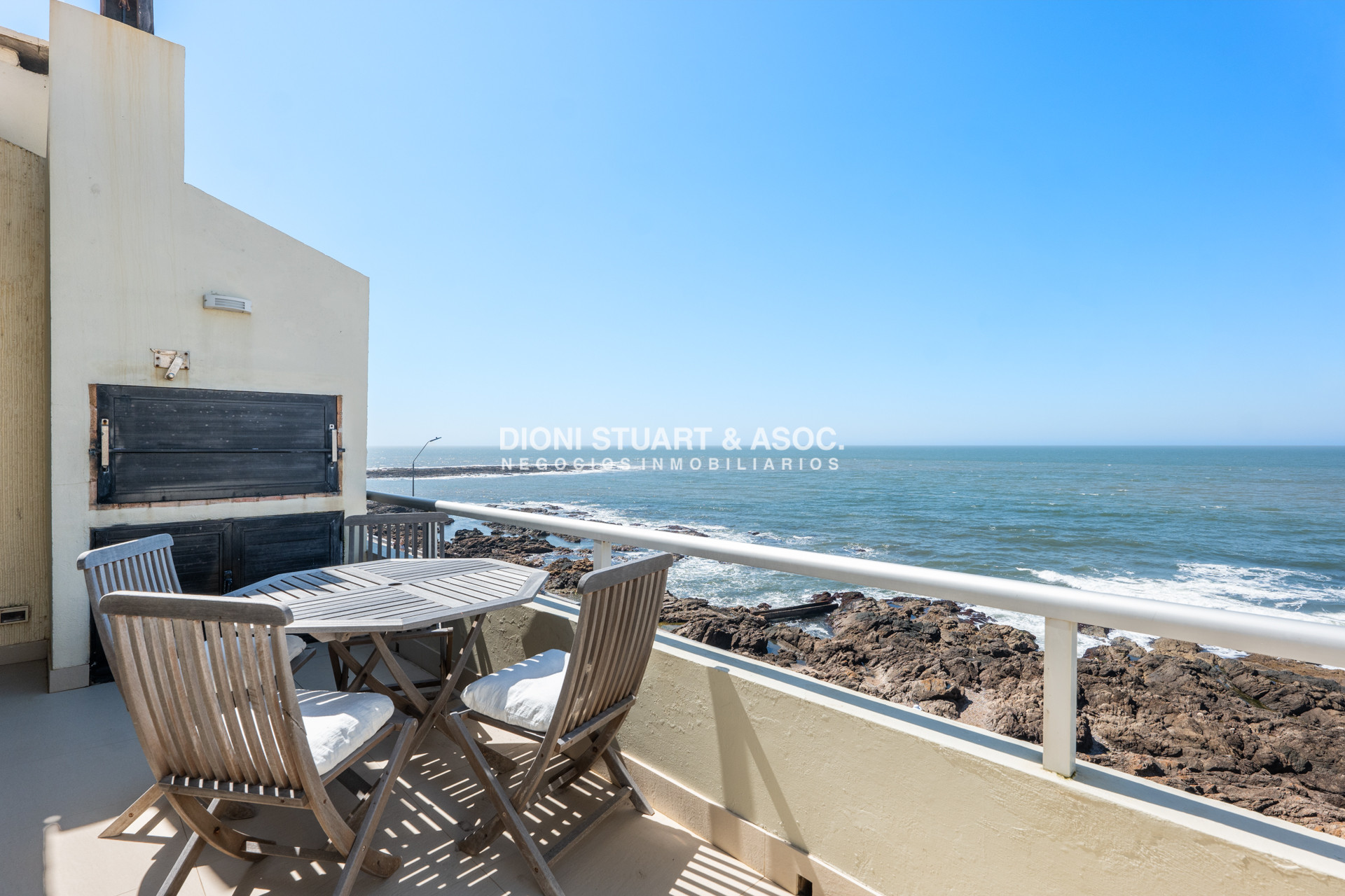 Apartamento ID.920 - DEPARTAMENTO EN VENTA FRENTE AL MAR - CON PARRILLERO - 3 DORMITORIOS - RECICLADO - PENINSULA - PUNTA DEL ESTE