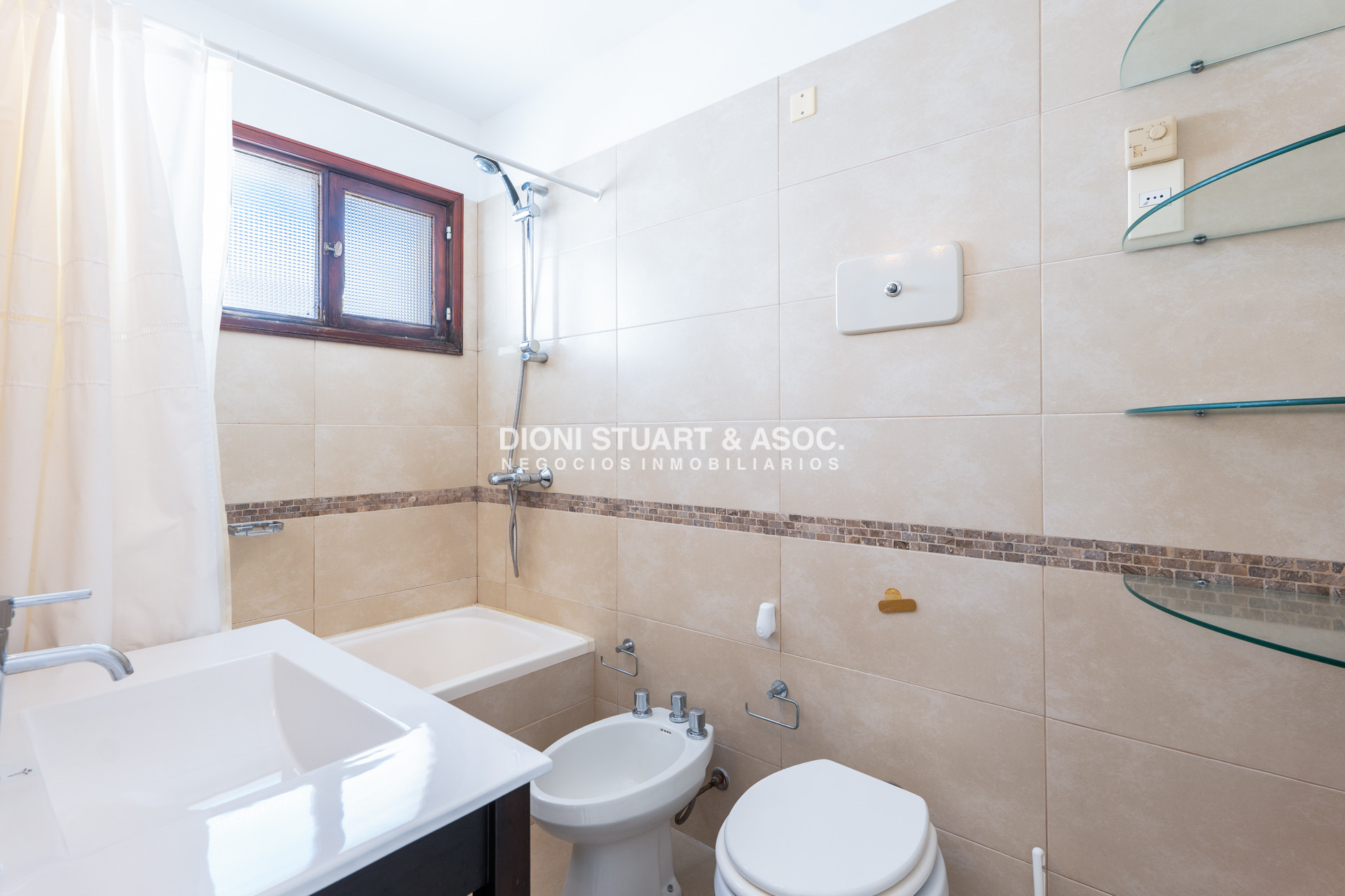 Apartamento ID.920 - DEPARTAMENTO EN VENTA FRENTE AL MAR - CON PARRILLERO - 3 DORMITORIOS - RECICLADO - PENINSULA - PUNTA DEL ESTE
