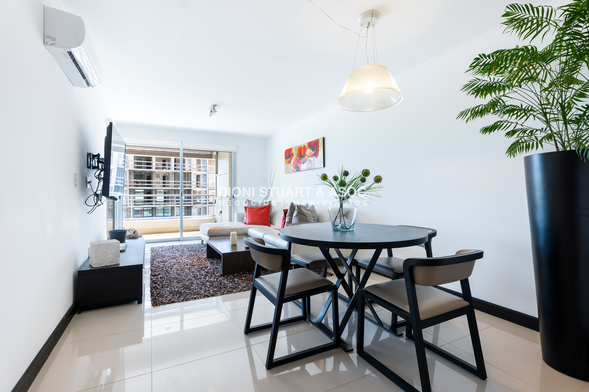 Apartamento ID.860 - APARTAMENTO EN VENTA EN PLAYA MANSA DE 2 DORMITORIOS CON PARRILLERO - EDIFICIO MONET
