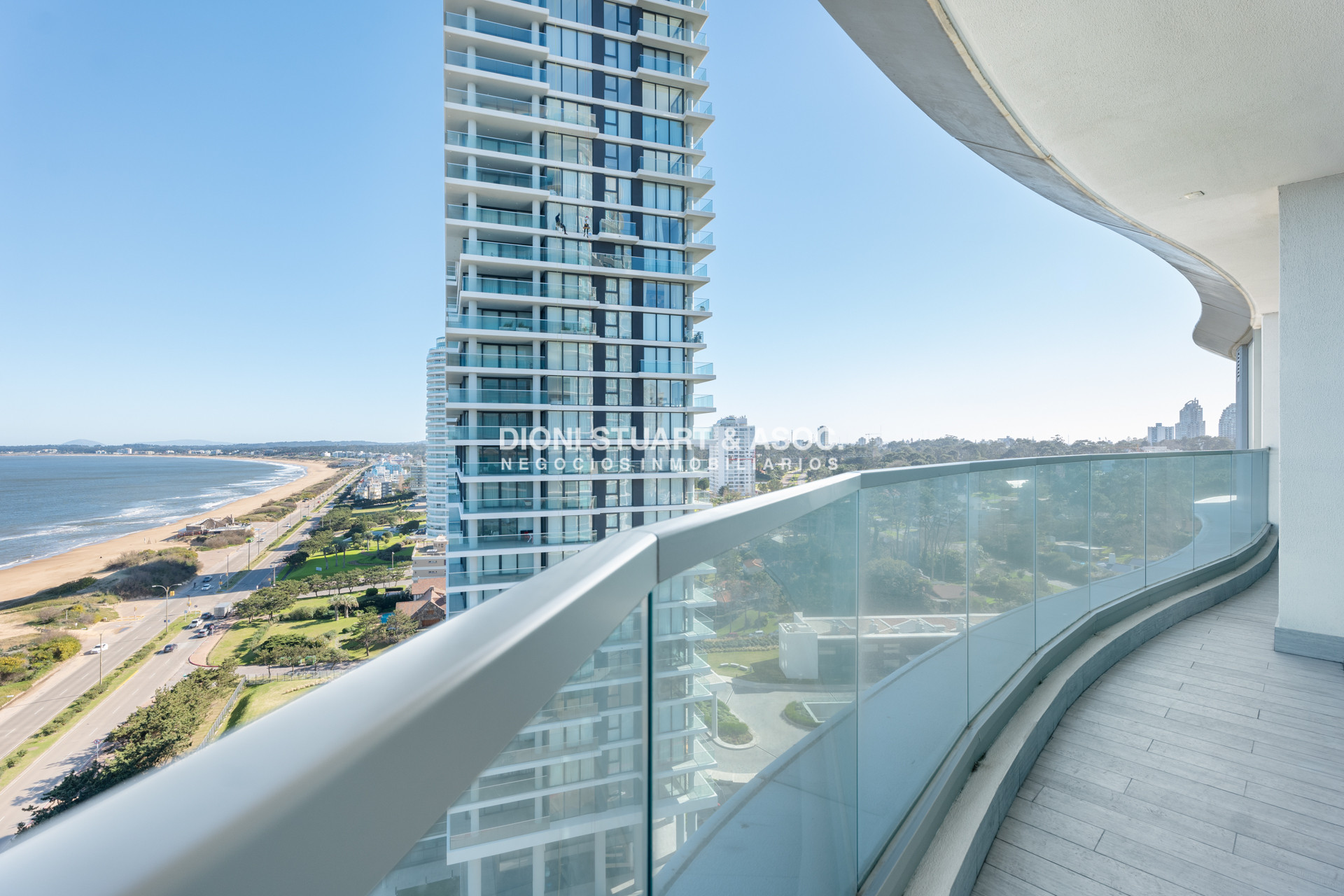 Apartamento ID.737 - FENDI CHATEAU EN VENTA ESQUINERO A PUNTA BALLENA 4 DORMITORIOS EN SUITE