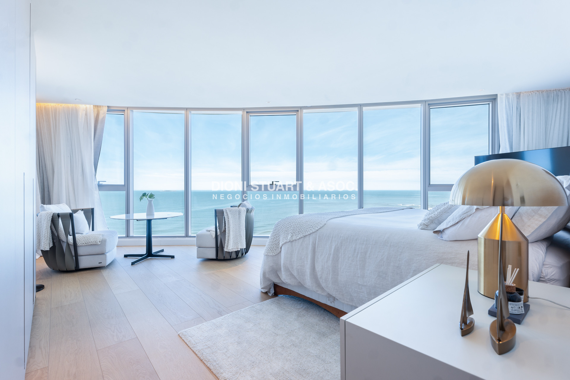 Apartamento ID.1121 - TRUMP UNIFICADO - 4 SUITES + DEPENDENCIA
