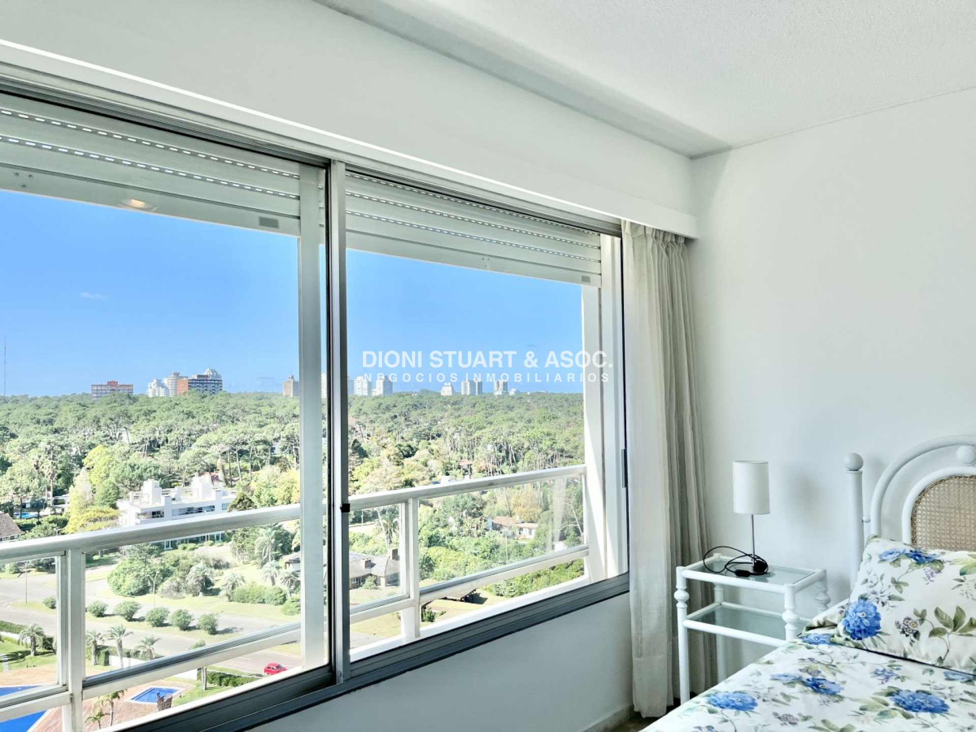 Apartamento ID.206 - Alquiler de Invierno Año 2025 - 2 Dormitorios y Medio + 2 Baños - Vista al Mar - Piscina Climatizada - Complejo Lincoln Center
