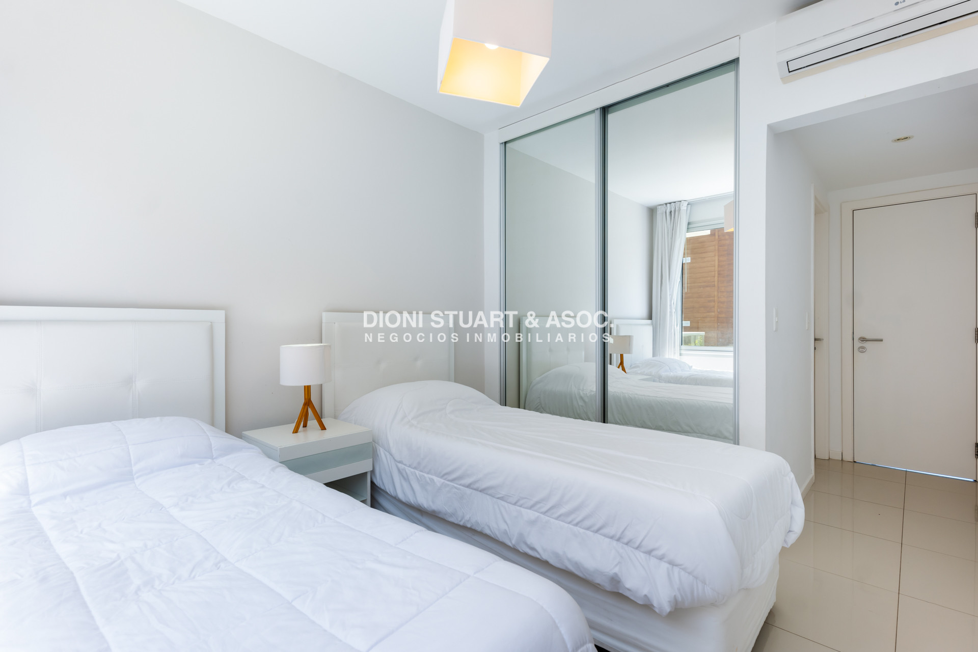 Apartamento ID.841 - Apartamento de 4 Dormitorios Con Parrillero - Emerald - Playa Mansa