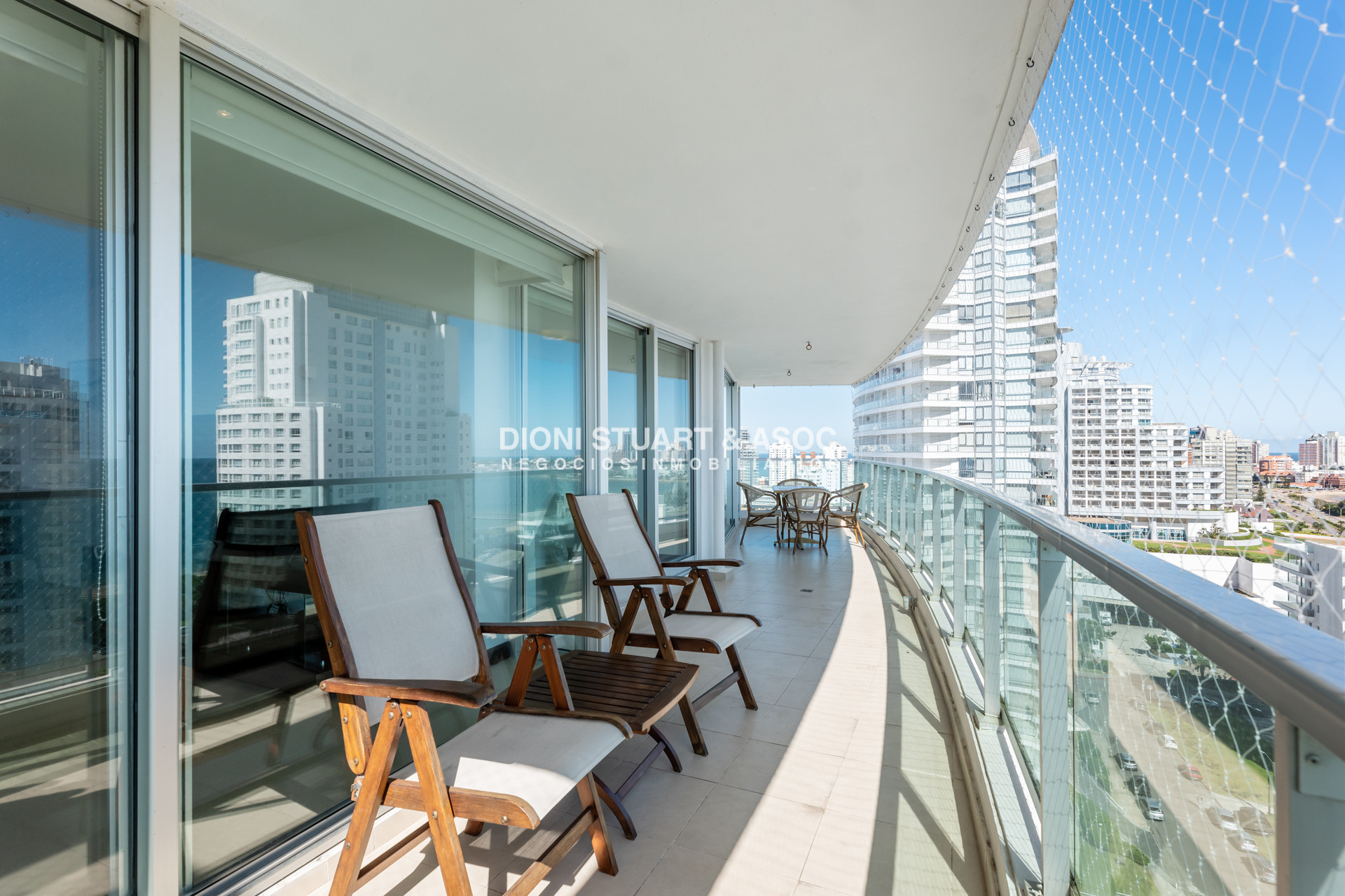 Apartamento ID.938 - GALA TOWER DEPARTAMENTO ESQUINERO 3 DORMITORIOS VISTA AL MAR - PLAYA MANSA - CON PARRILLERO