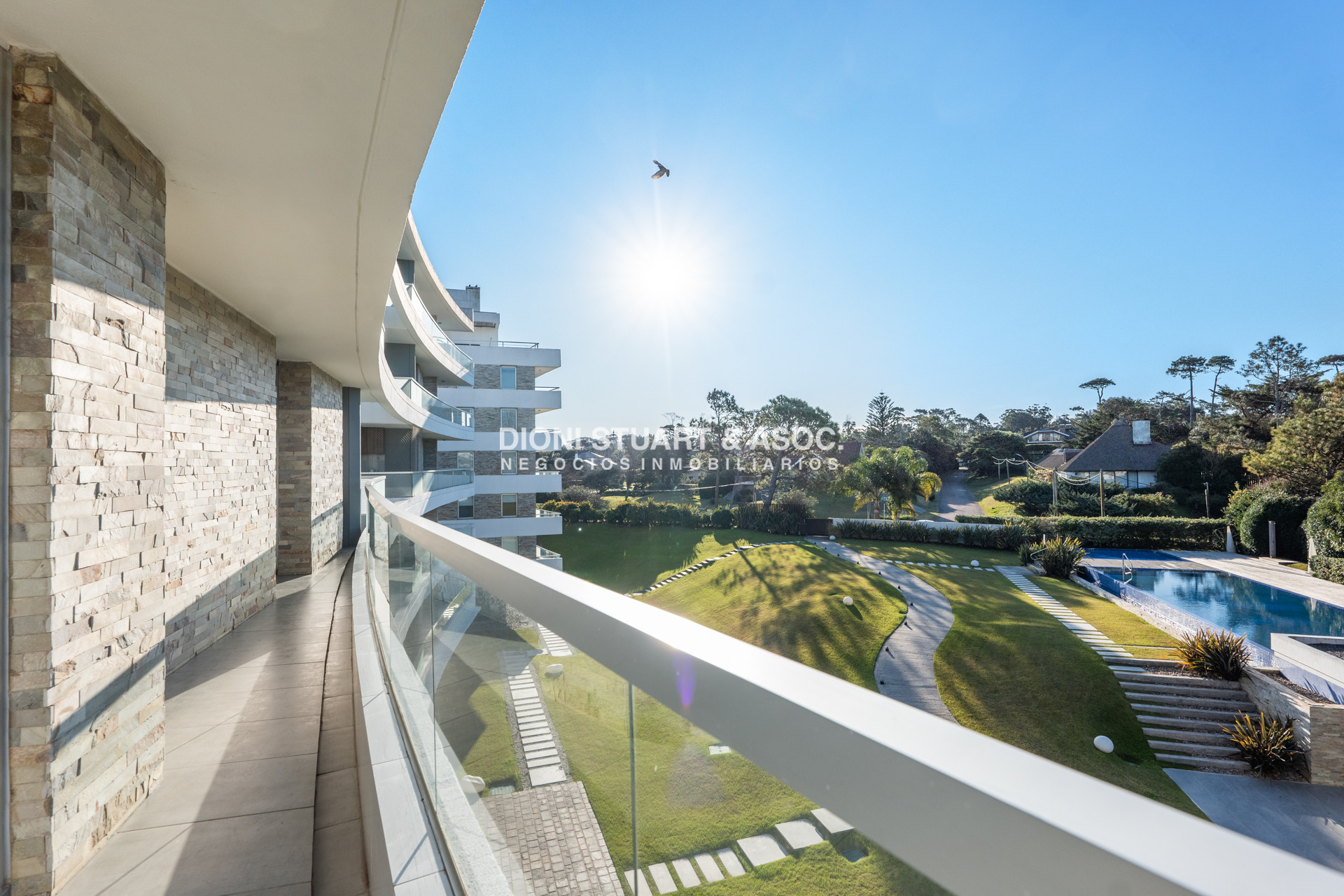 Apartamento ID.1017 - APARTAMENTO EN VENTA - PLAYA MANSA - LUMIERE - ESQUIENRO - 3 DORM + DEP. SERV