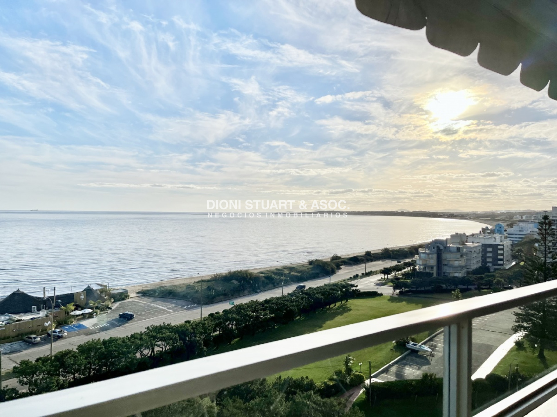 Apartamento ID.215 - APARTAMENTO EN ALQUILER 3 DORMITORIOS FRENTE AL MAR PLAYA MANSA - COMPLEJO LINCOLN CENTER
