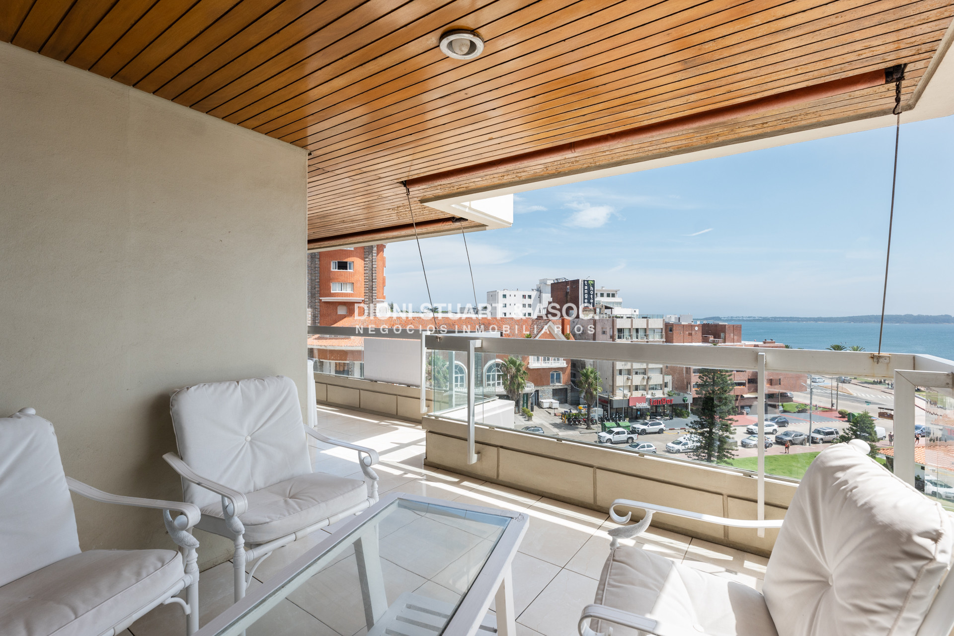 Apartamento ID.921 - DEPARTAMENTO EN ALQUILER ANUAL O DE TEMPORADA - 4 DORMITORIOS Y DEPENDENCIA - CON PARRILLERO - EDIFICIO EL TORREON - PLAYA MANSA