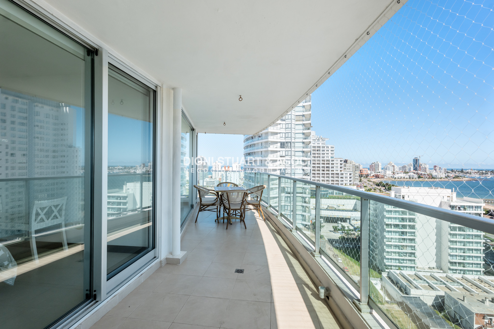 Apartamento ID.938 - GALA TOWER DEPARTAMENTO ESQUINERO 3 DORMITORIOS VISTA AL MAR - PLAYA MANSA - CON PARRILLERO